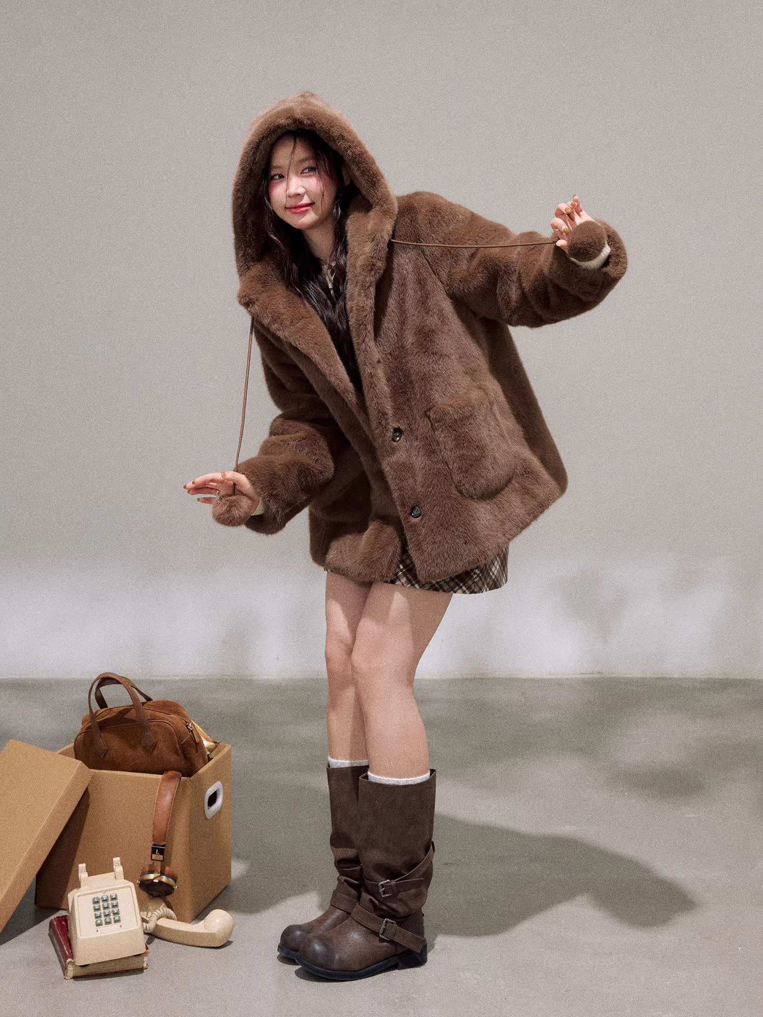 Bộ quần áo mùa đông cho phụ nữ cỡ lớn, áo khoác lông giả chồn màu nâu đậm dáng ôm và chân váy len.