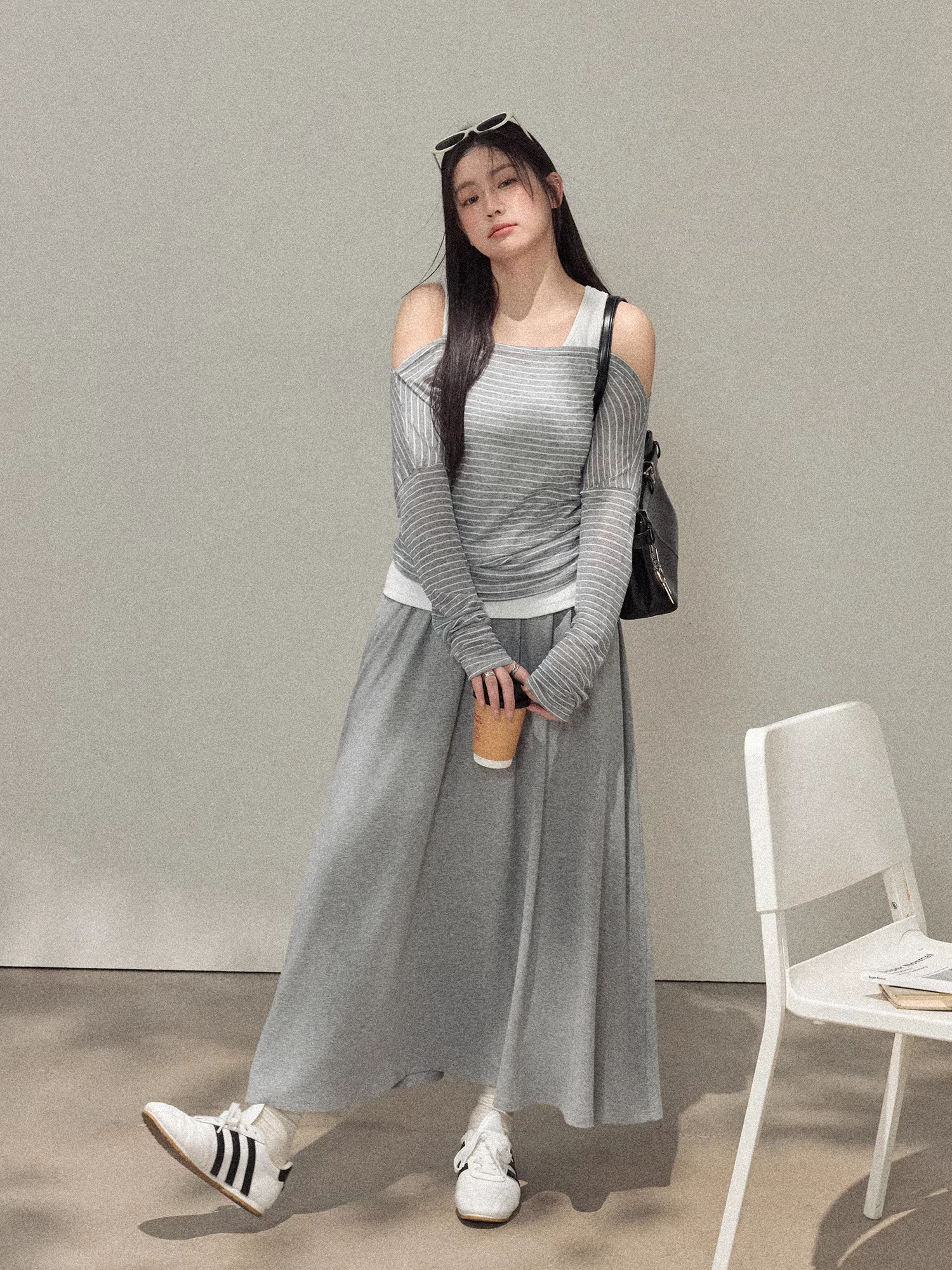 Bộ trang phục nữ cỡ lớn dành cho người lớn, áo kiểu Hàn Quốc đơn giản, giản dị, sọc kẻ và chân váy màu xám, thiết kế tôn dáng.