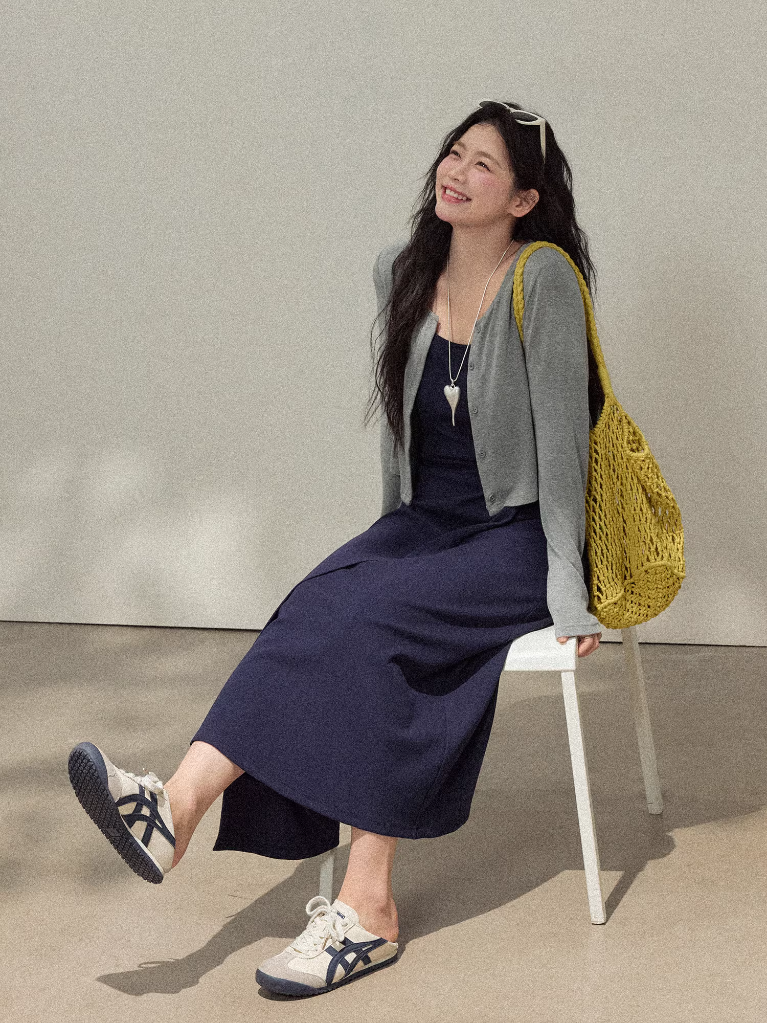 Bộ đầm dây màu xanh navy cao cấp, kiểu dáng đơn giản và thanh lịch dành cho phụ nữ cỡ lớn.