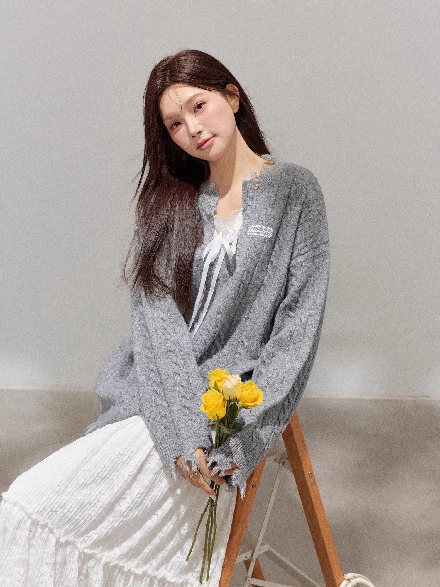 Quần áo nữ cỡ lớn dành cho người lớn, bộ áo len màu xám dáng ôm mùa thu đông với chân váy trắng kiểu ballet thanh lịch.