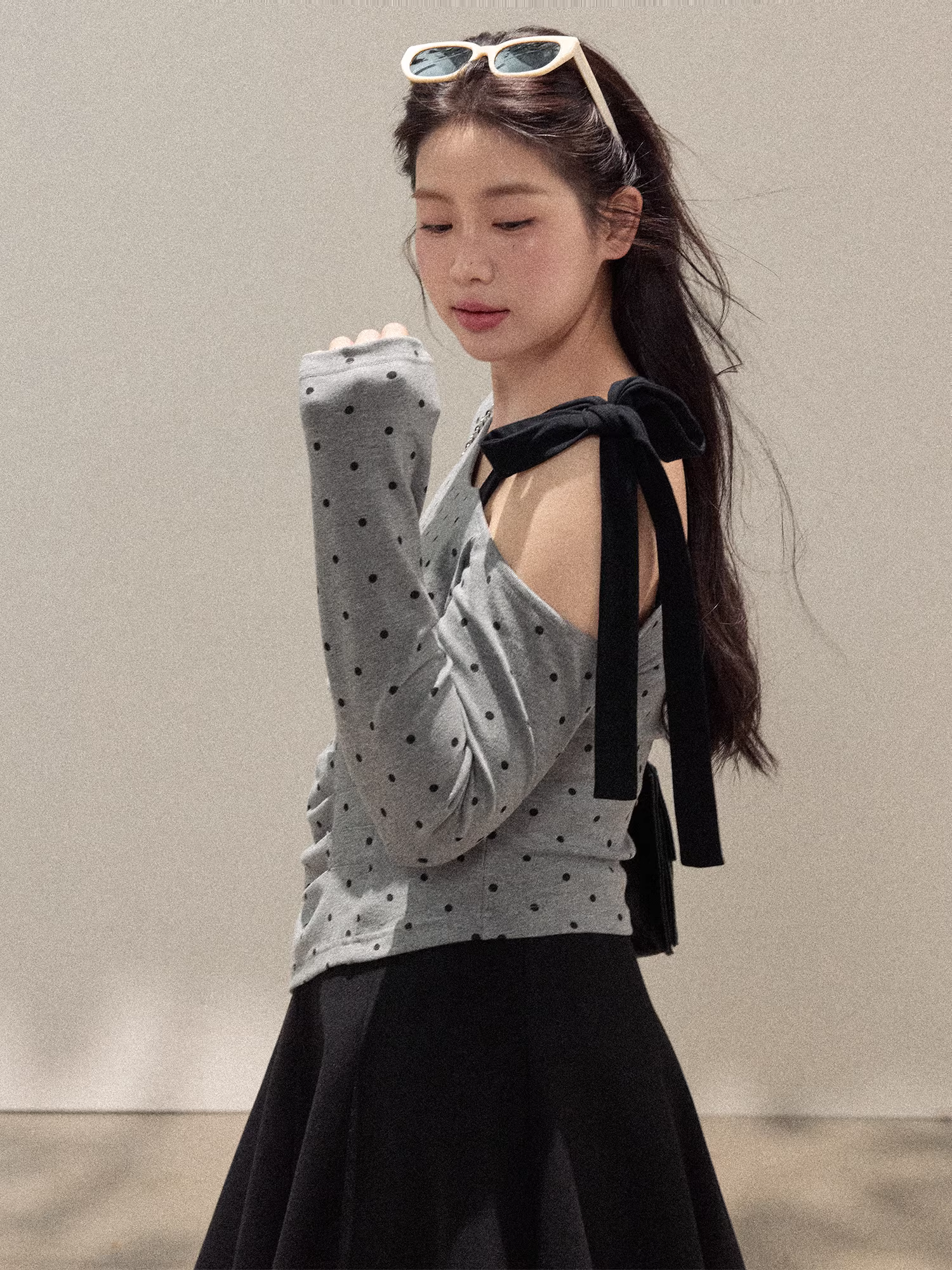 Quần áo nữ cỡ lớn mới đầu thu của Zhang Daren dành cho các cô gái mũm mĩm, bộ đồ giảm béo với áo trễ vai chấm bi và chân váy xếp ly lưng cao.