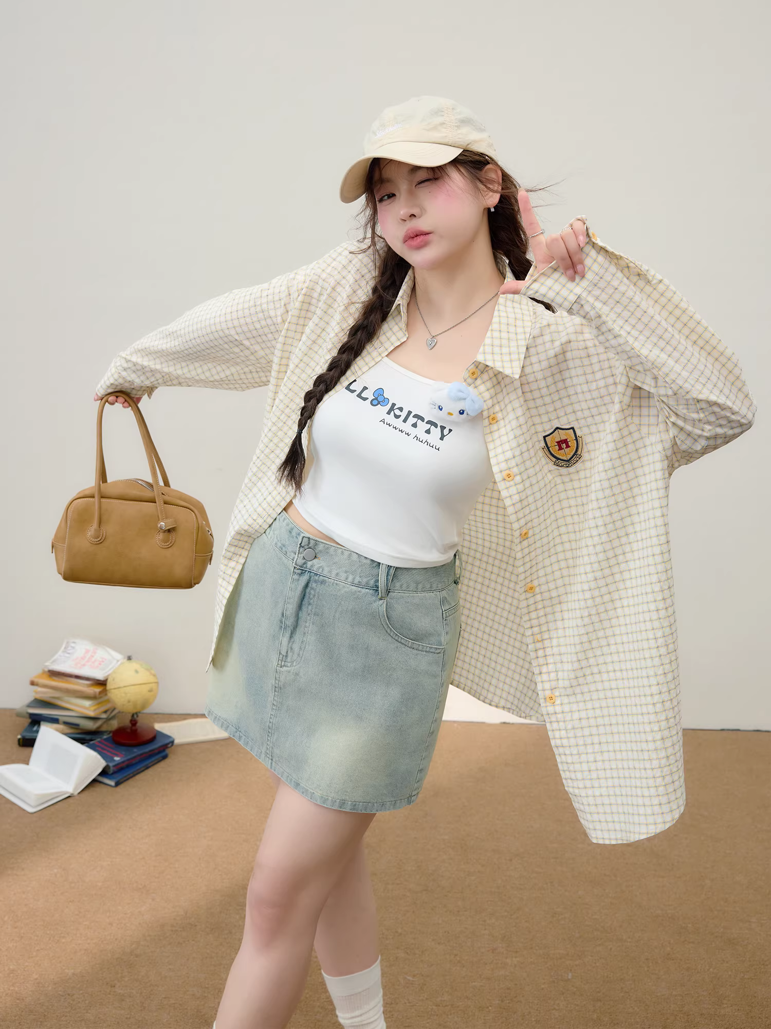 Quần áo nữ cỡ lớn cho đầu thu, bộ trang phục tôn dáng, chân váy denim phong cách Hàn Quốc phối áo sơ mi và áo camisole.