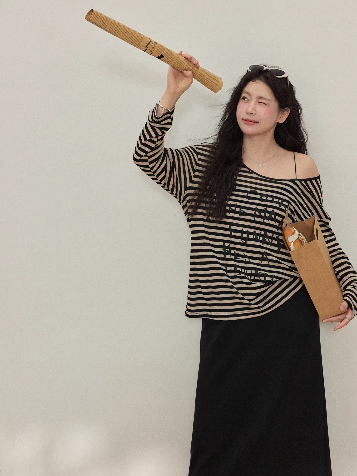 Quần áo nữ cỡ lớn dành cho người lớn, phong cách chị béo, bộ đồ tôn dáng và làm thon gọn, áo sơ mi sọc thoải mái với chân váy đen xòe.