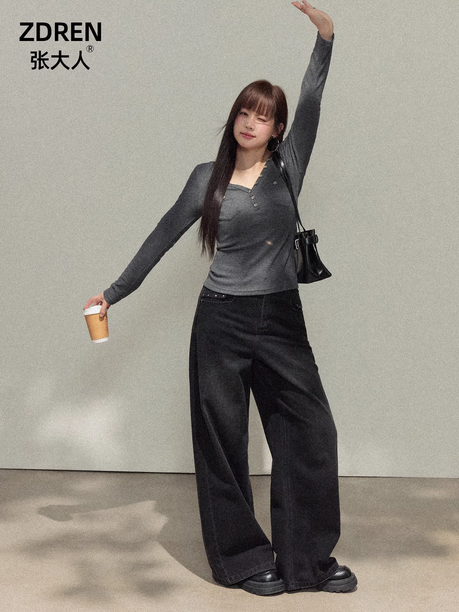 Quần áo nữ cỡ lớn dành cho người lớn, trang phục tôn dáng và sành điệu dành cho phụ nữ hơi mũm mĩm, bộ áo sơ mi cổ V cài khuy và quần jean rộng.