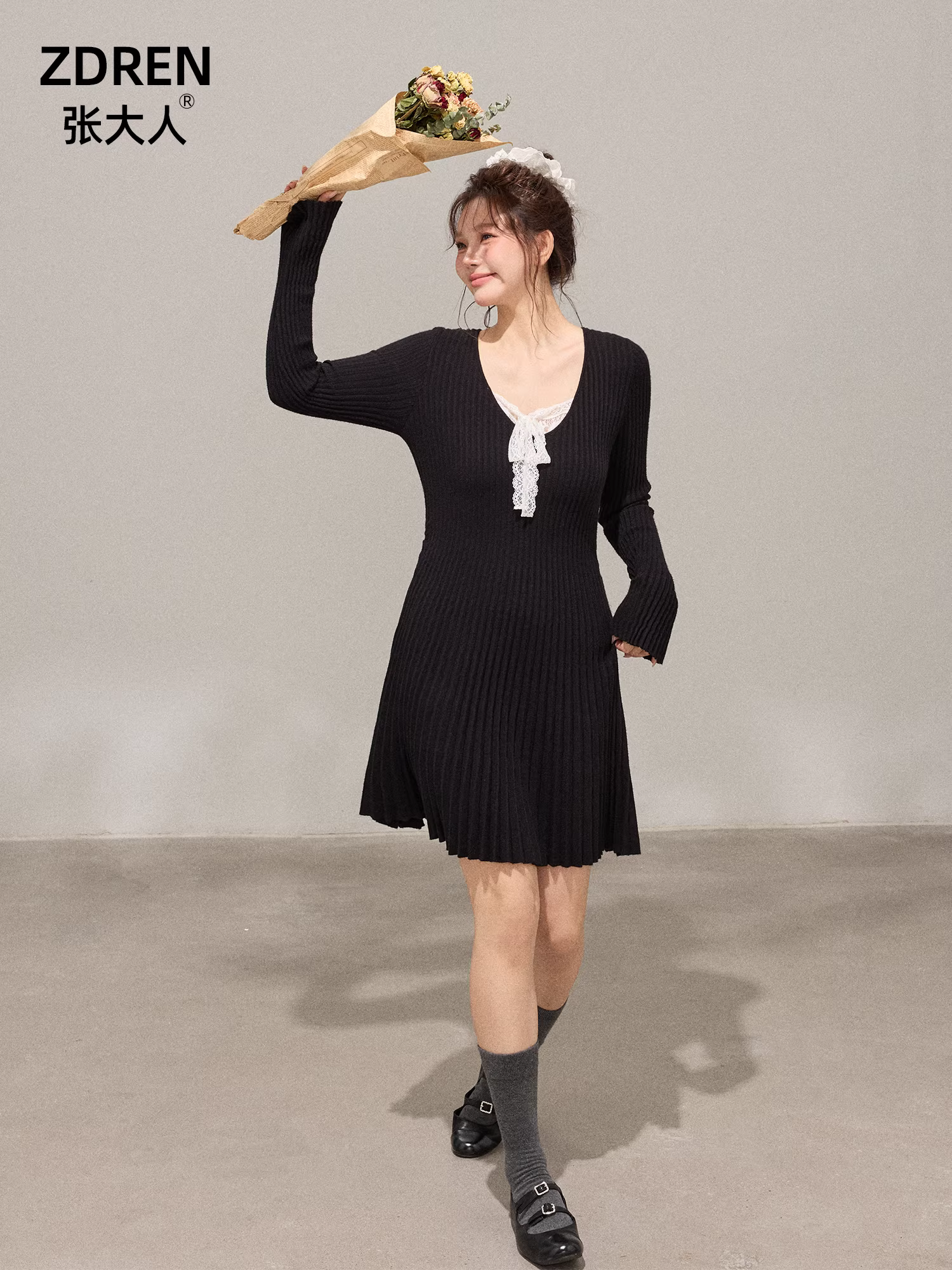 Quần áo nữ cỡ lớn dành cho người lớn, đầm len xếp ly cổ chữ V ren ngọt ngào kiểu Pháp, giúp thon gọn dáng người mùa đông.