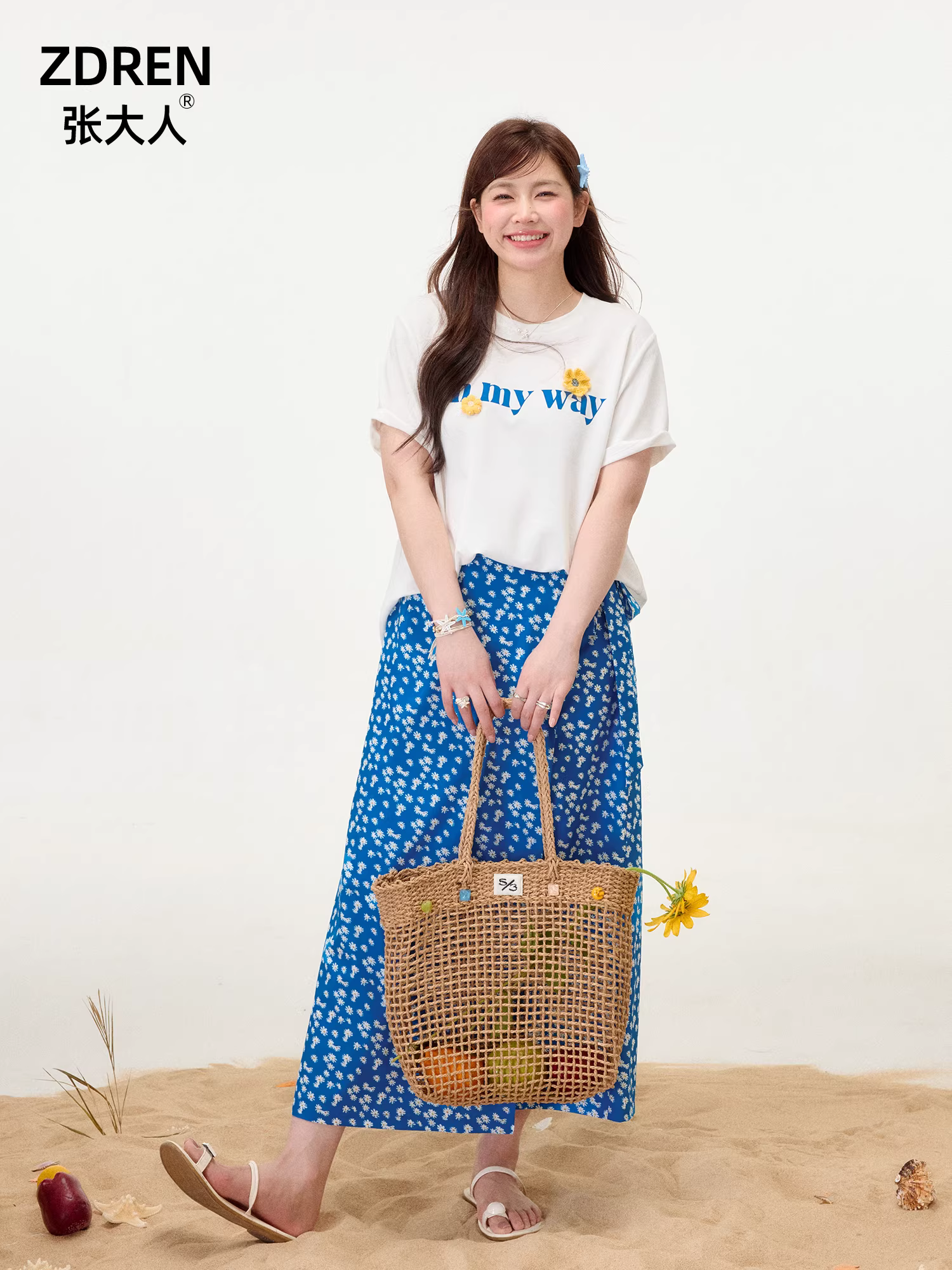 Bộ quần áo nữ cỡ lớn dành cho người lớn, phong cách mùa hè giản dị đi nghỉ, gồm chân váy hoa tôn dáng và áo thun ngắn tay.