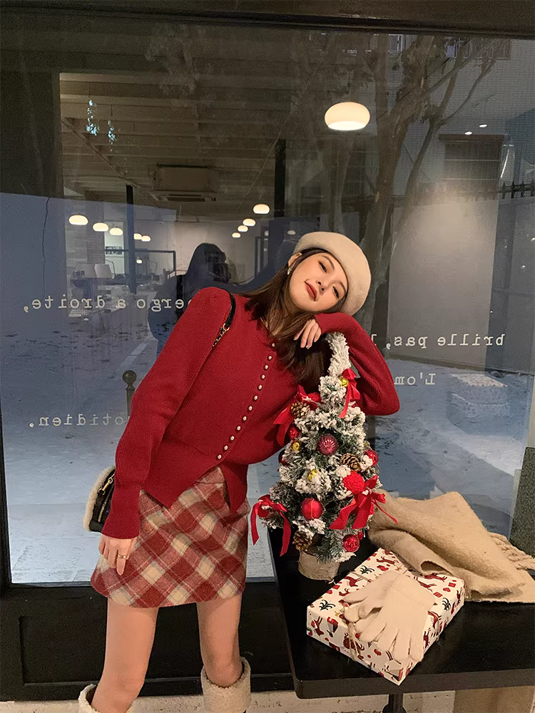 Bộ quần áo nữ cỡ lớn: áo len dệt kim kiểu Hàn Quốc tôn dáng và chân váy kẻ caro dành cho nữ.