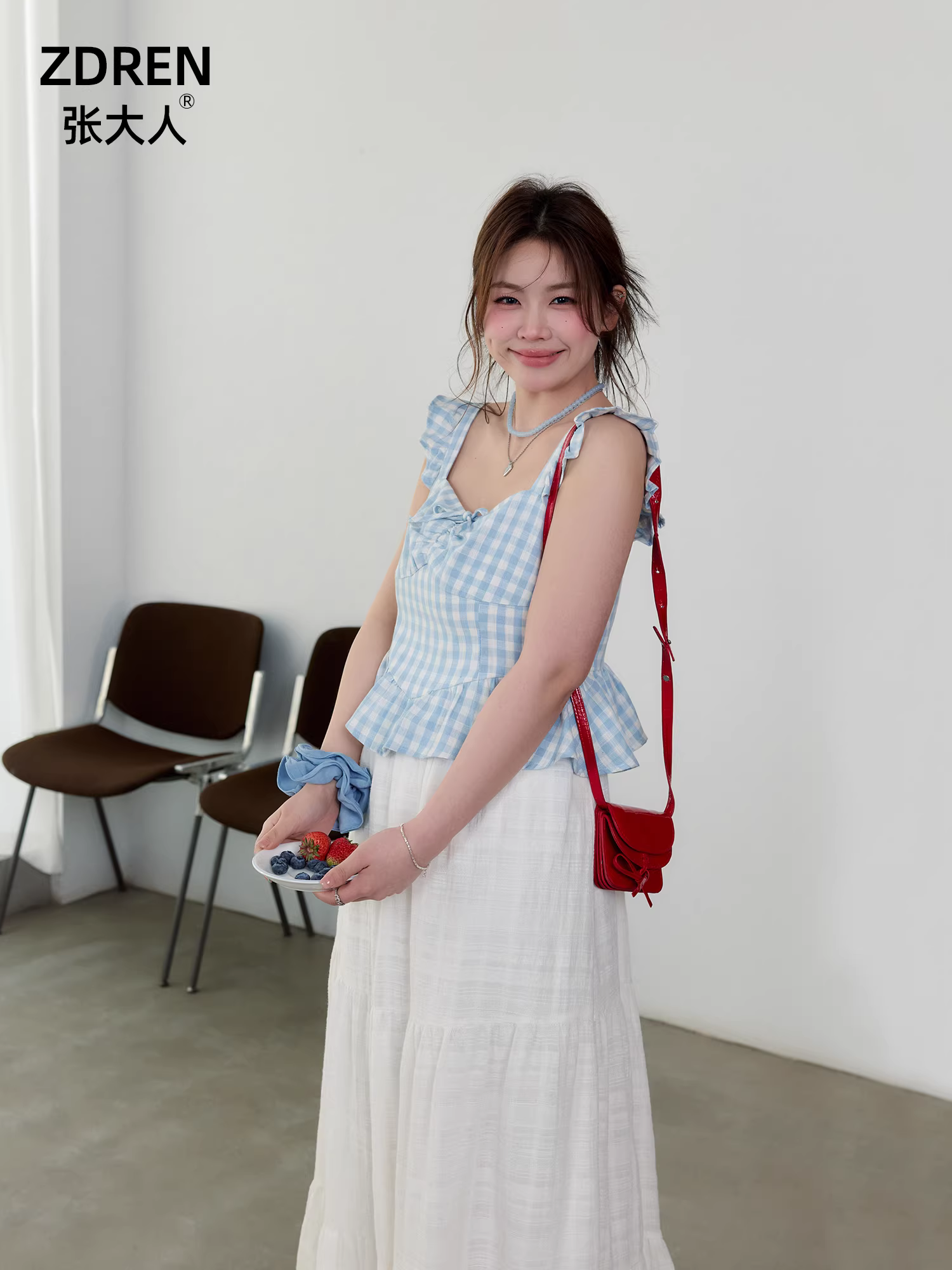 Bộ quần áo mùa hè cỡ lớn dành cho nữ của Zhang Daren dành cho những người phụ nữ hơi mũm mĩm, áo sơ mi kẻ sọc tươi mát kiểu Hàn Quốc giúp thon gọn với chân váy nửa thân màu trắng.