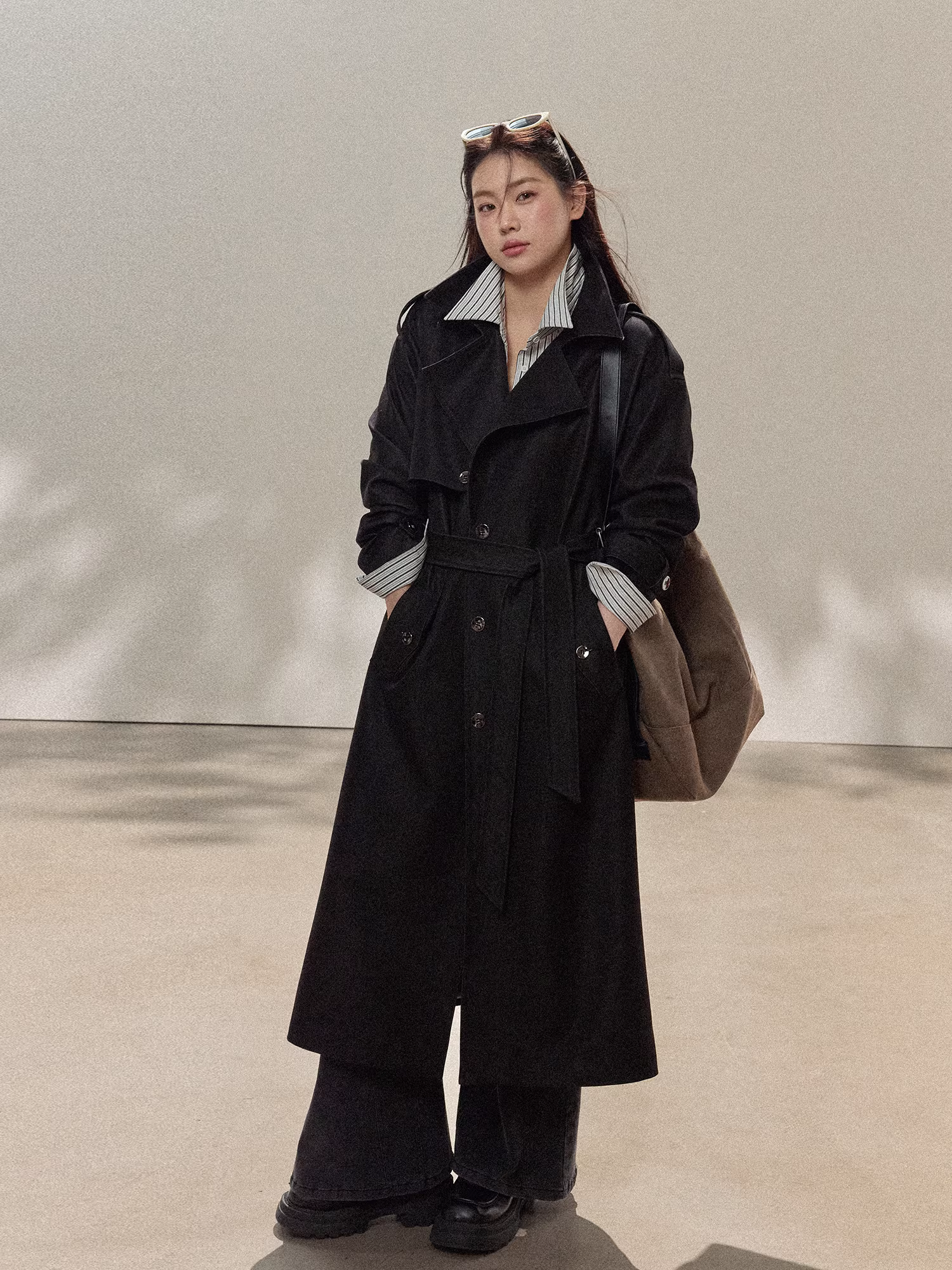 Quần áo nữ cỡ lớn dành cho người lớn, áo khoác măng tô dáng dài màu đen, rất thời trang và kiểu dáng Hàn Quốc dành cho nữ.