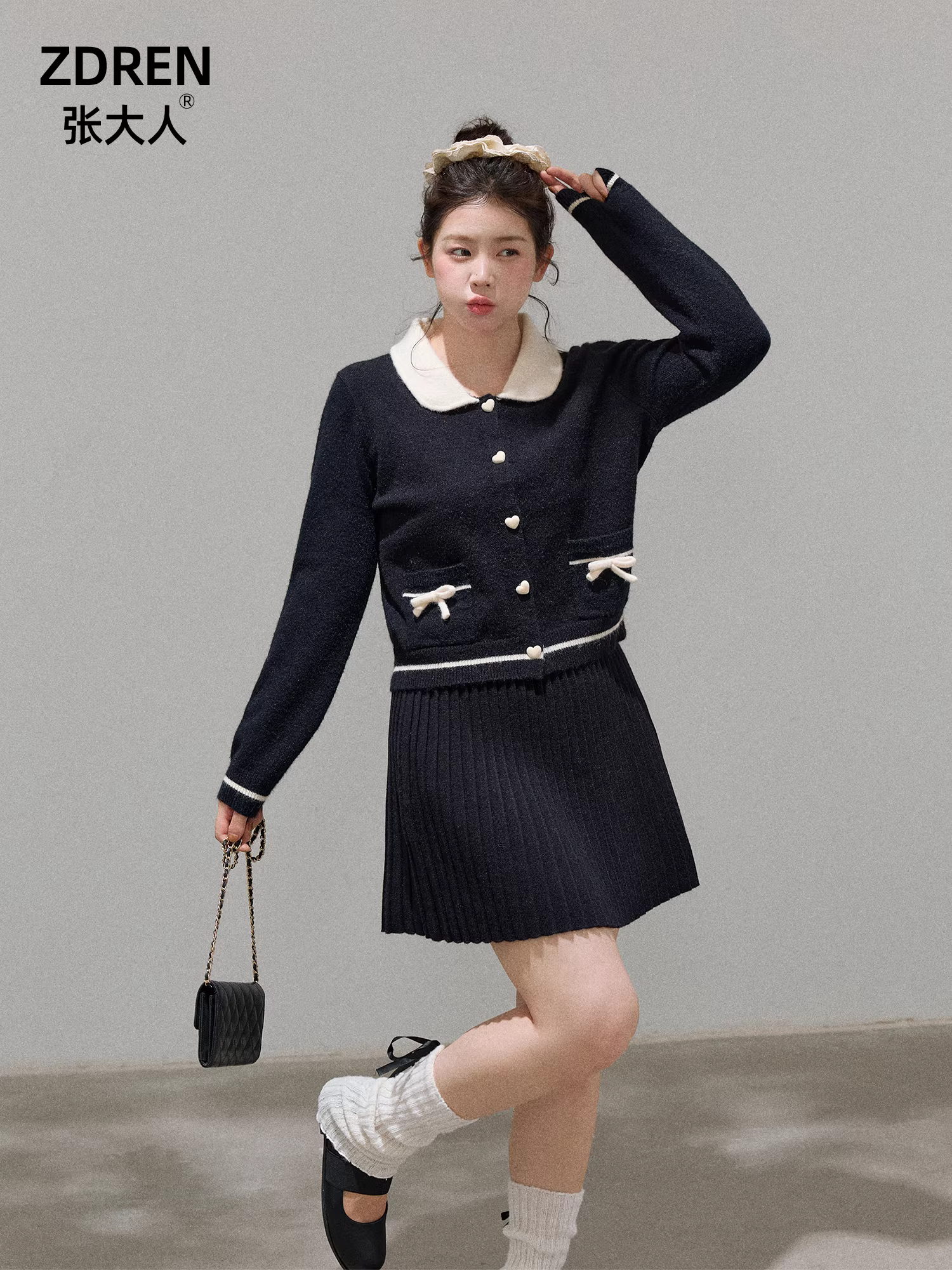 Quần áo nữ cỡ lớn dành cho người lớn, trang phục thon gọn cho các cô gái mũm mĩm, áo kiểu Pháp thanh lịch ngọt ngào với chân váy xếp ly màu đen.