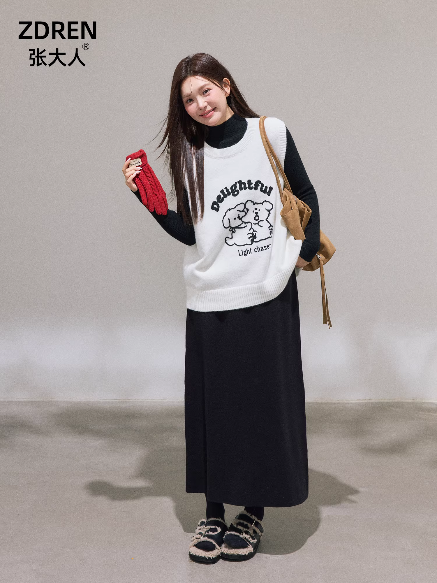 Bộ quần áo nữ cỡ lớn dành cho người lớn, áo len dệt kim dáng gấu phong cách Hàn Quốc giúp thon gọn và chân váy dài màu đen.