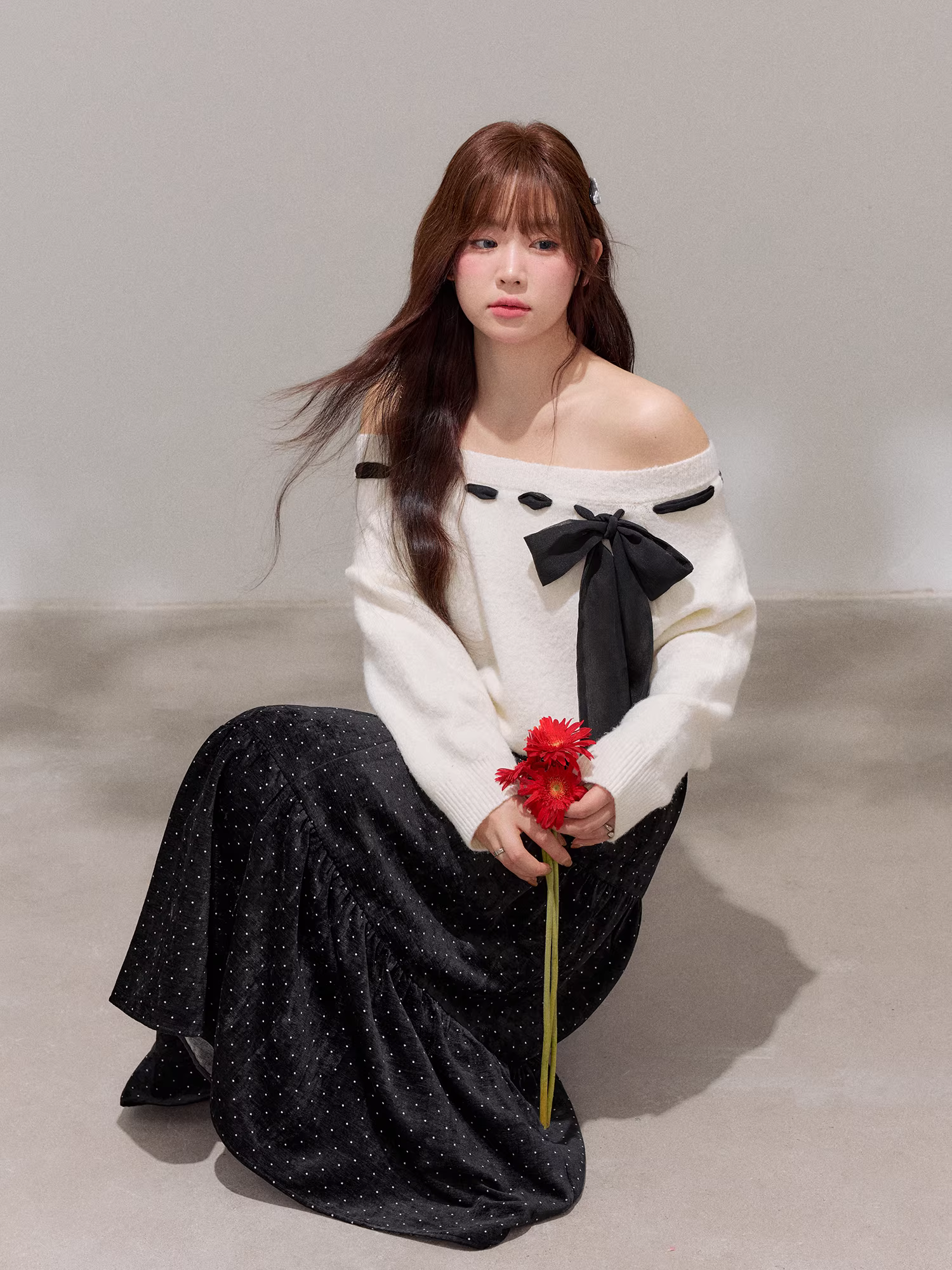 Bộ quần áo thu đông dành cho phụ nữ cỡ lớn, thiết kế ngọt ngào và tôn dáng với áo len và chân váy có nút cài và kiểu trễ vai.