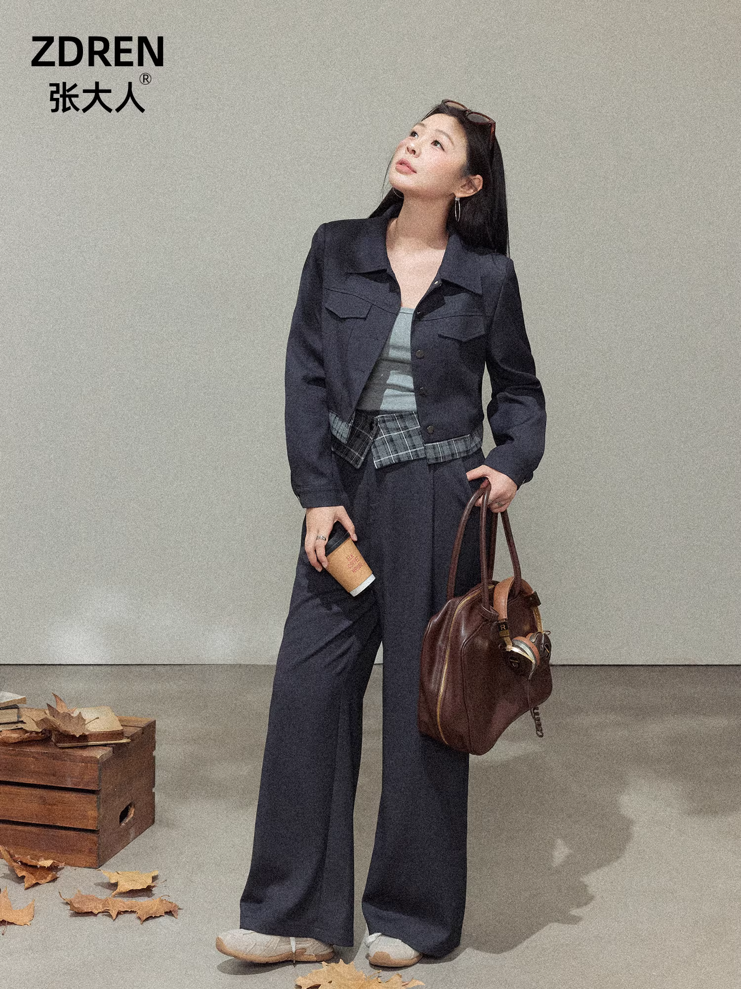 Bộ trang phục hai mảnh thanh lịch và phù hợp cho phụ nữ cỡ lớn, gồm áo blazer mùa thu và quần âu lưng cao.