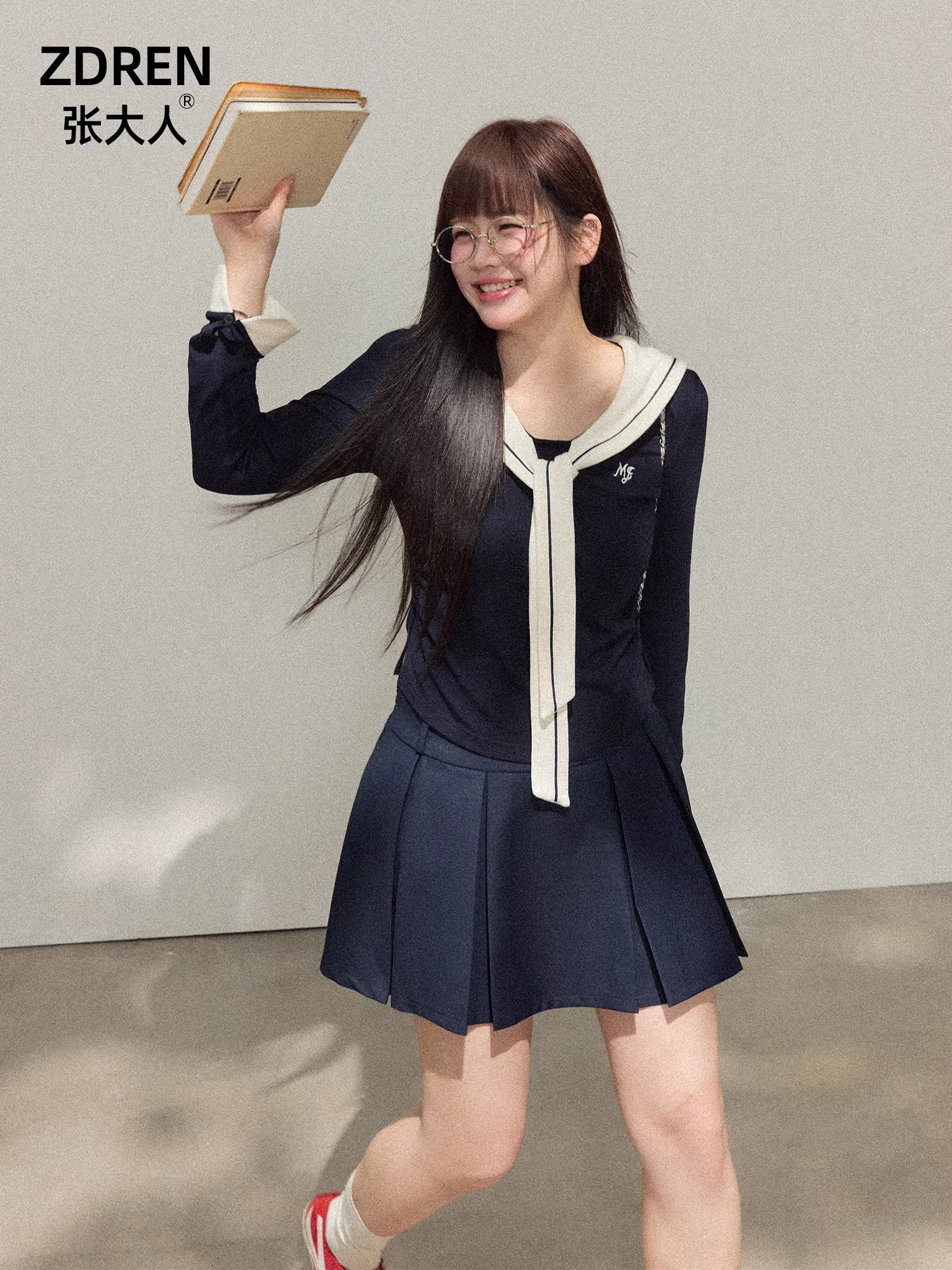 Quần áo nữ cỡ lớn dành cho người lớn, trang phục thon gọn cho các cô gái mũm mĩm, phong cách preppy, trẻ trung và năng động, áo dệt kim, chân váy xếp ly lưng cao.