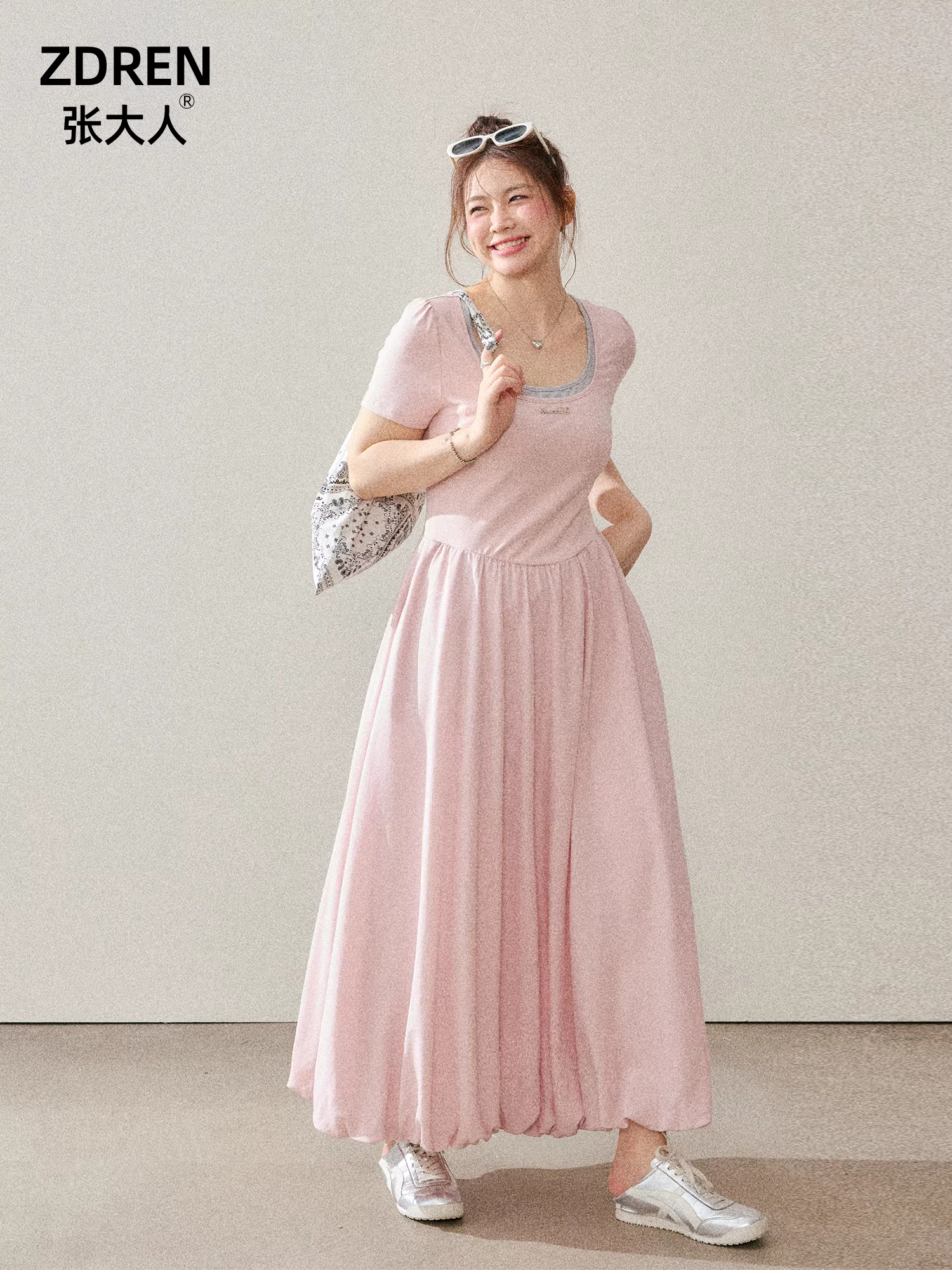 Quần áo nữ cỡ lớn mùa hè 2025 của Zhang Daren dành cho các cô gái mũm mĩm, đầm tôn dáng với thiết kế giả hai mảnh thanh lịch và chân váy hoa.