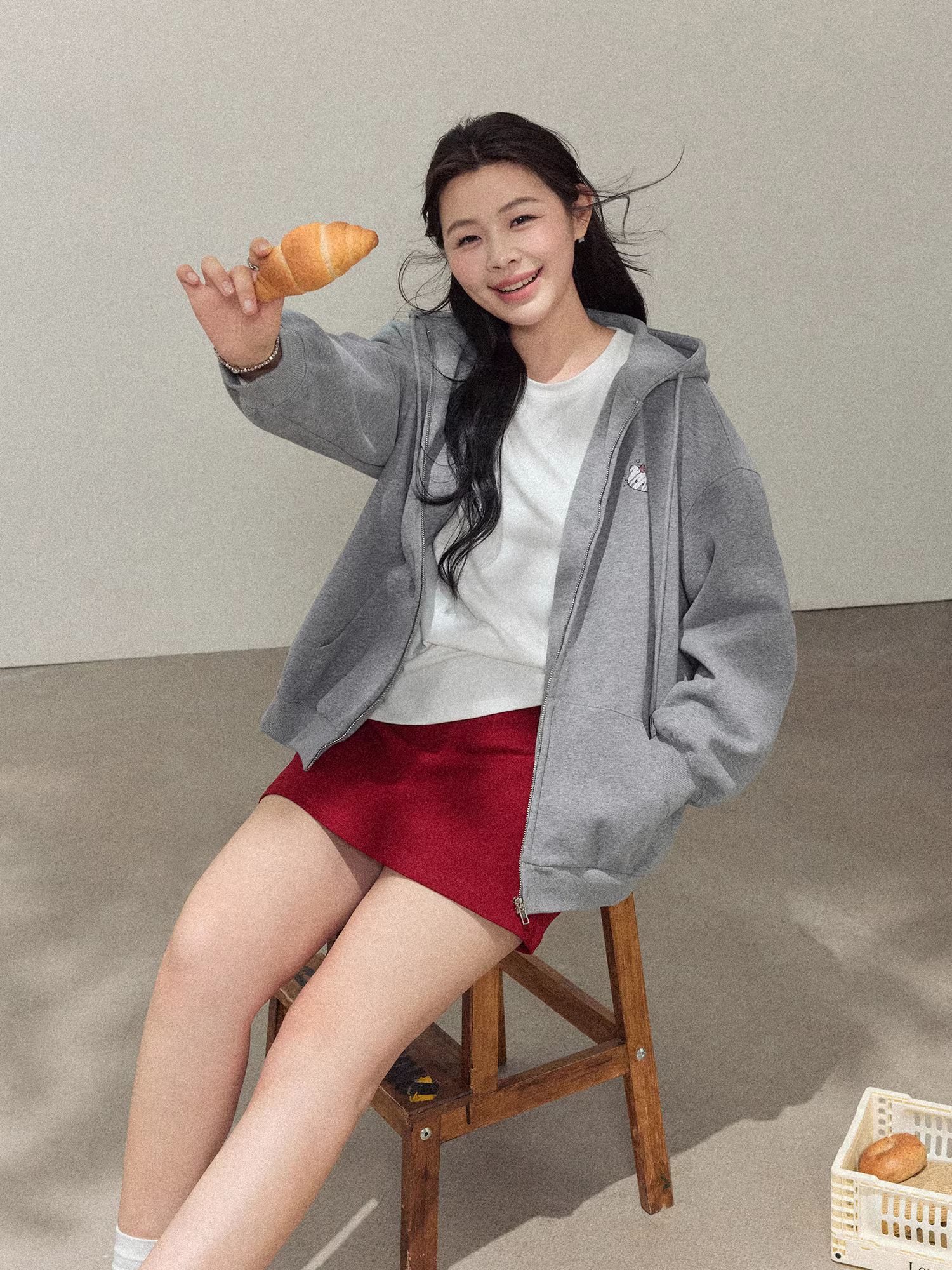 Quần áo nữ cỡ lớn cho đầu thu: áo thun trắng tôn dáng và bộ váy đỏ dành cho các cô nàng mũm mĩm.