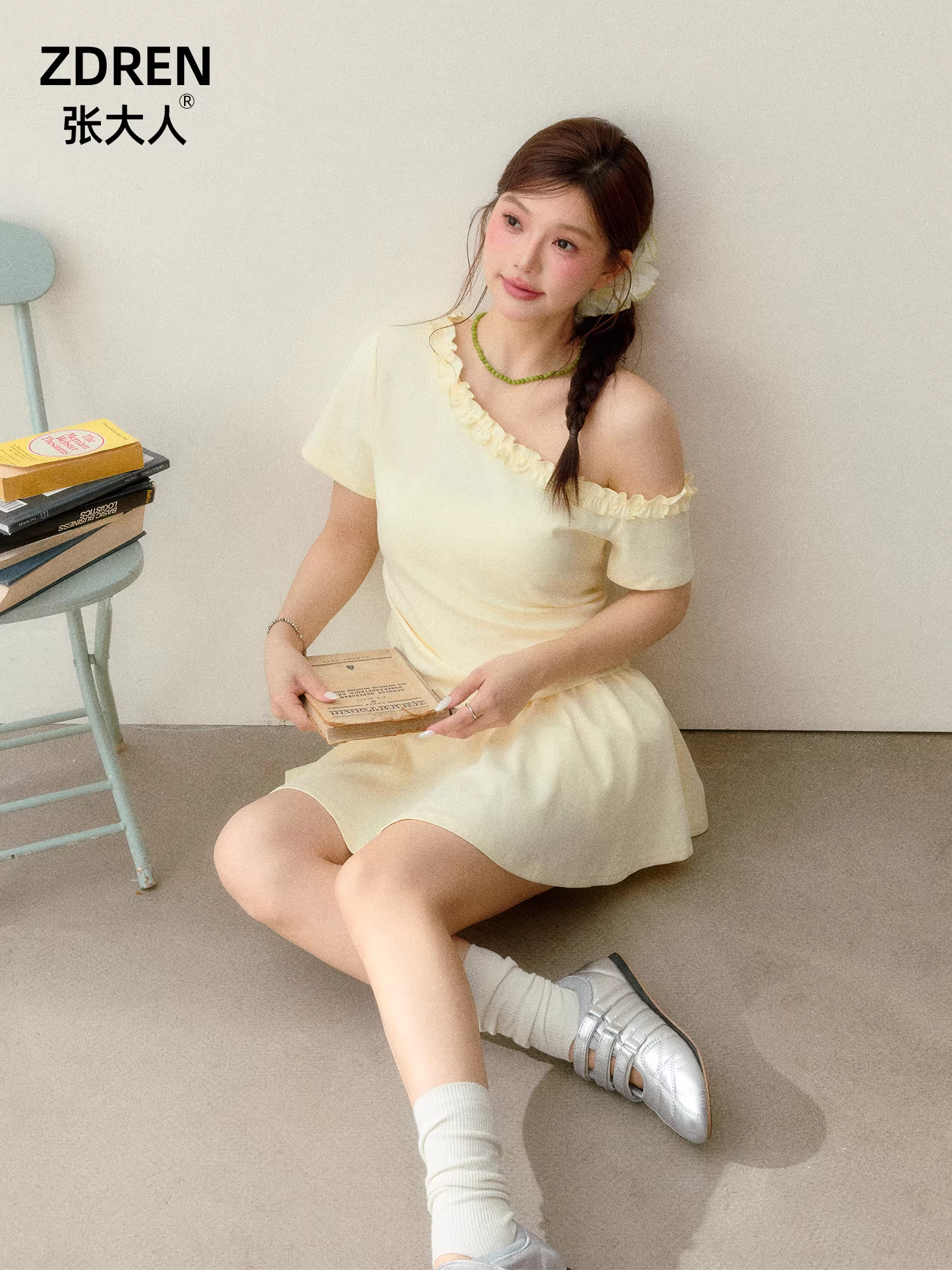 Bộ quần áo nữ cỡ lớn dành cho người lớn, gồm áo thun ngắn tay màu vàng kem, kiểu trễ vai, giúp thon gọn mùa hè và chân váy thanh lịch.