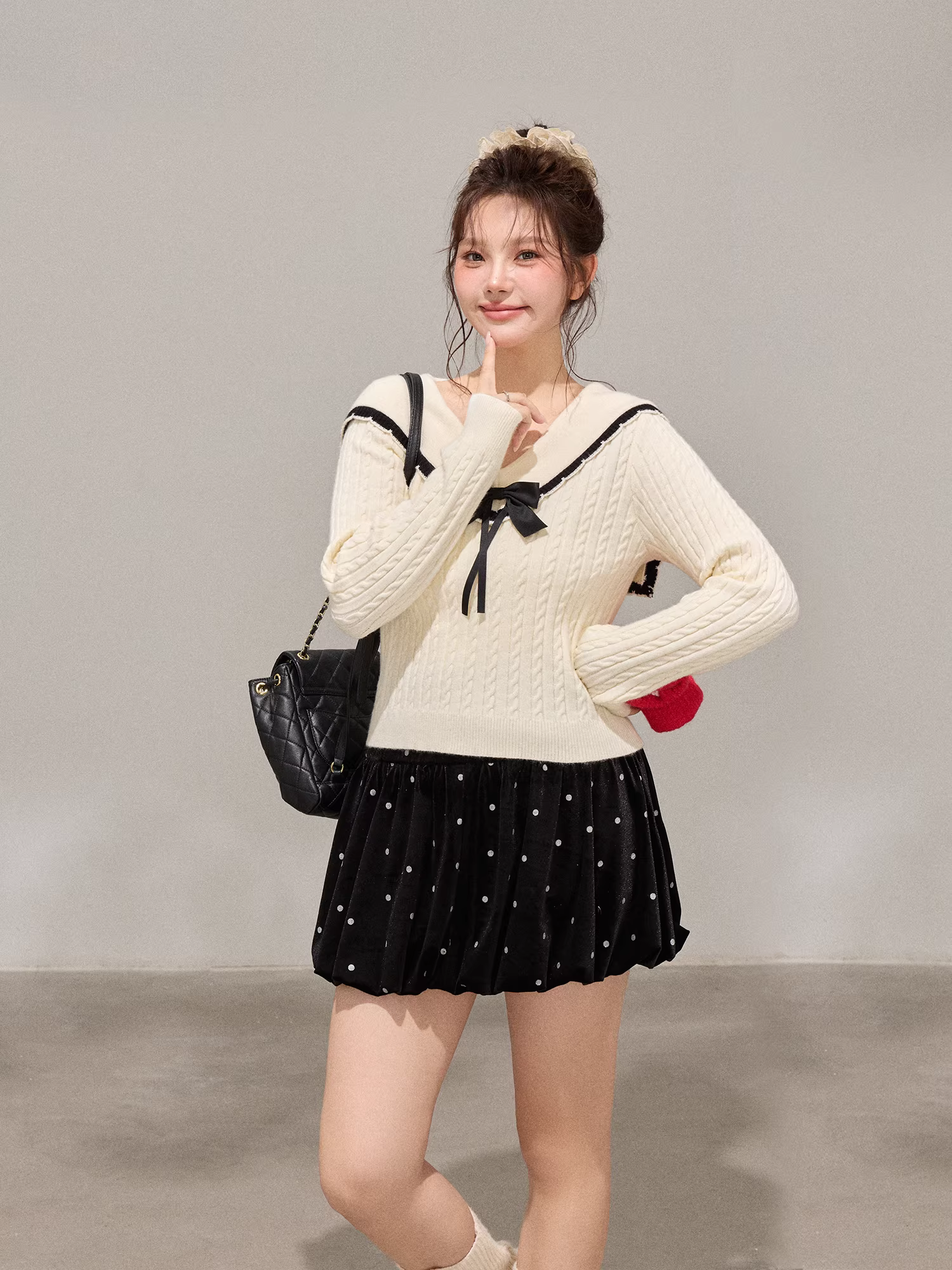 Quần áo nữ cỡ lớn dành cho các cô gái mũm mĩm, váy nhung chấm bi ngọt ngào mùa đông giúp thon gọn và bộ áo len dệt kim cổ chữ V.