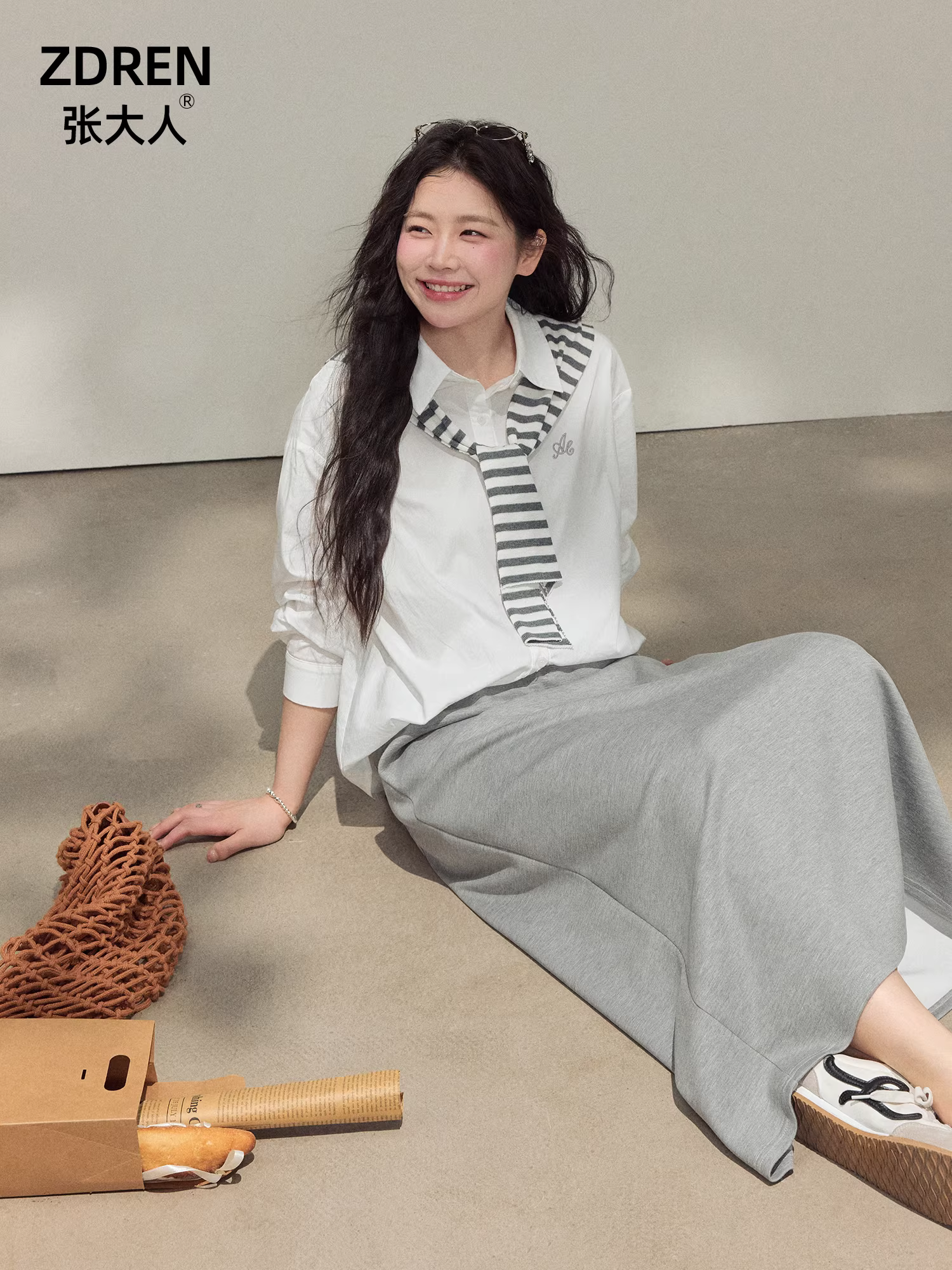 Quần áo nữ cỡ lớn dành cho người lớn, bộ áo sơ mi trắng tinh khôi kiểu dáng Hàn Quốc tôn dáng và chân váy màu xám.