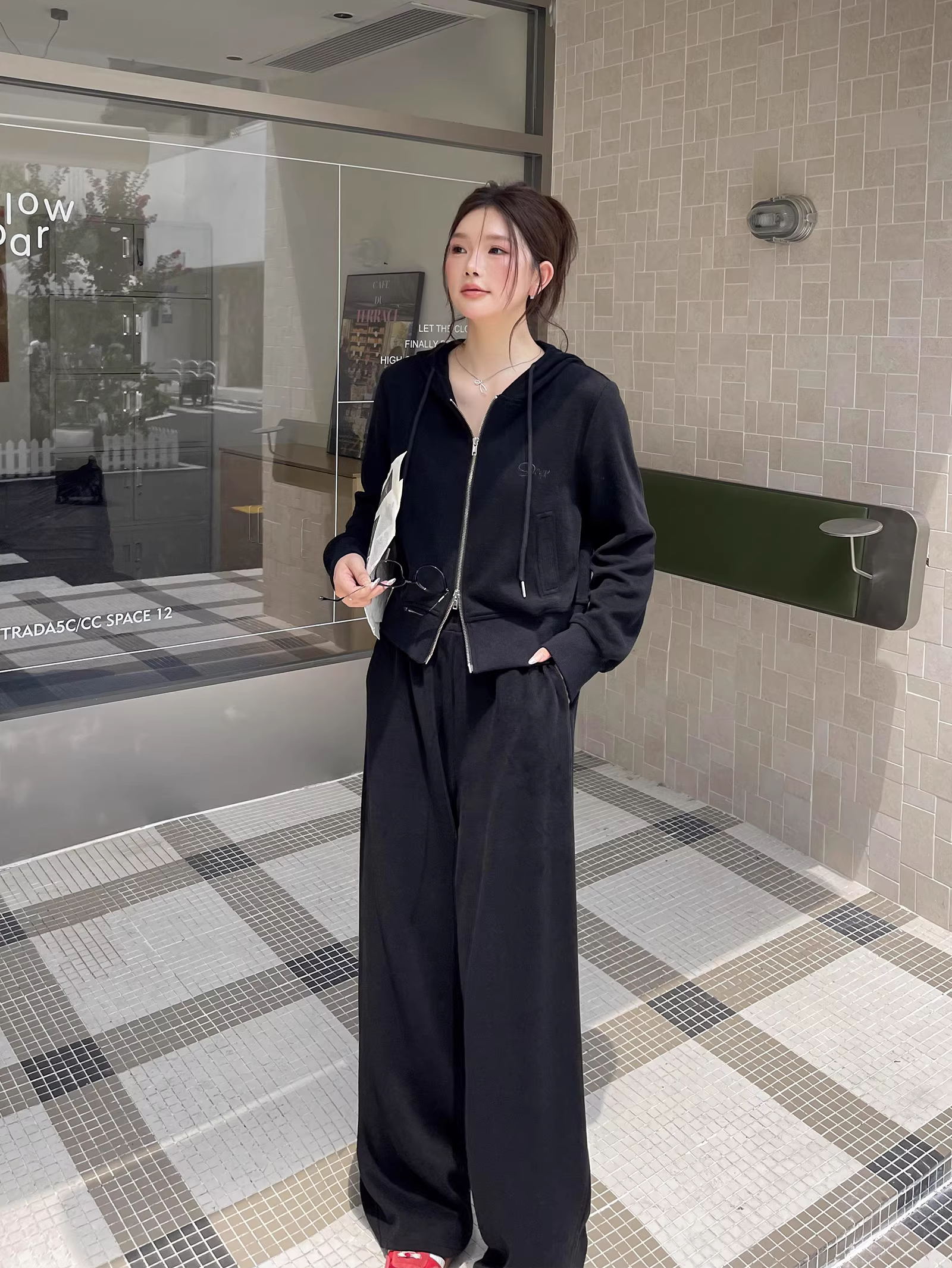 Quần áo nữ cỡ lớn hợp thời trang của Zhang Daren năm nay: trang phục giảm béo cho những cô nàng mũm mĩm, áo hoodie phong cách lười biếng, quần ống rộng màu đen.