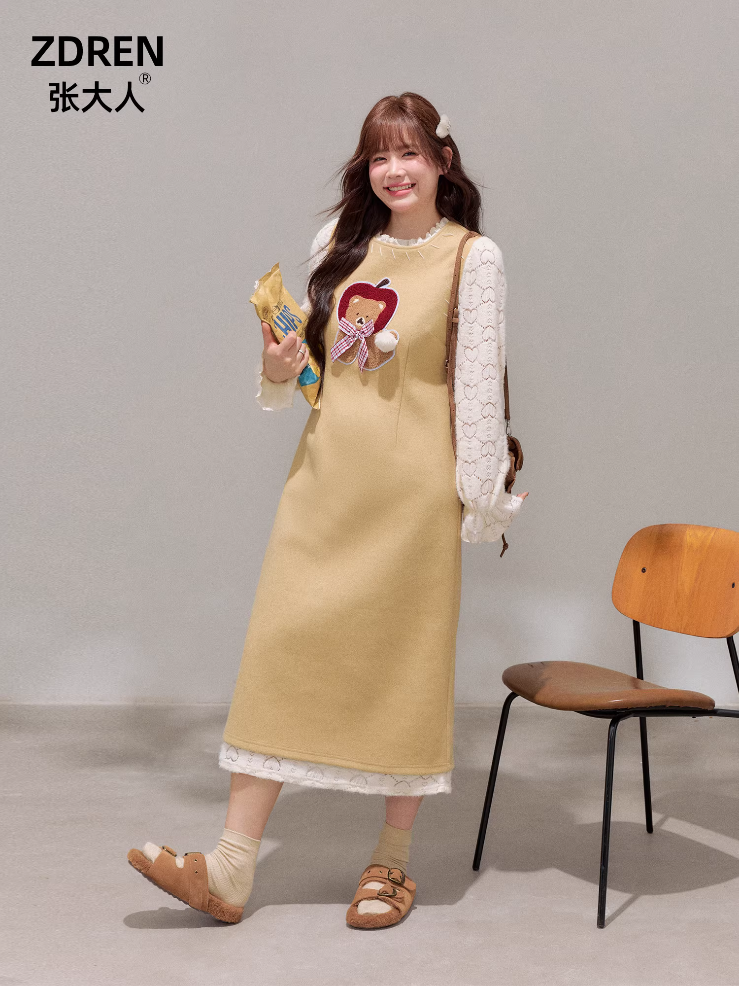 Quần áo nữ cỡ lớn dành cho những cô gái hơi mũm mĩm, váy hai dây màu vàng ngọt ngào giả hai mảnh có tay áo ren giúp thon gọn.