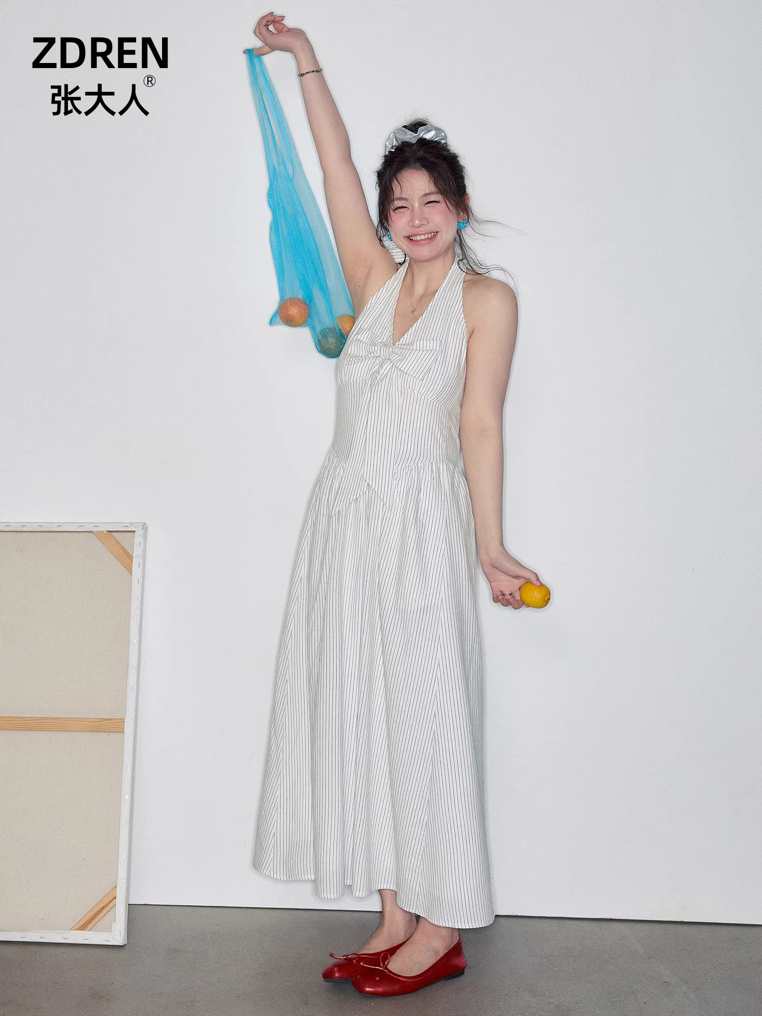 Quần áo nữ cỡ lớn dành cho các cô gái hơi mũm mĩm, kiểu dáng ôm sát phong cách Hàn Quốc, cạp cao, váy sọc dọc cổ yếm phong cách đi nghỉ.