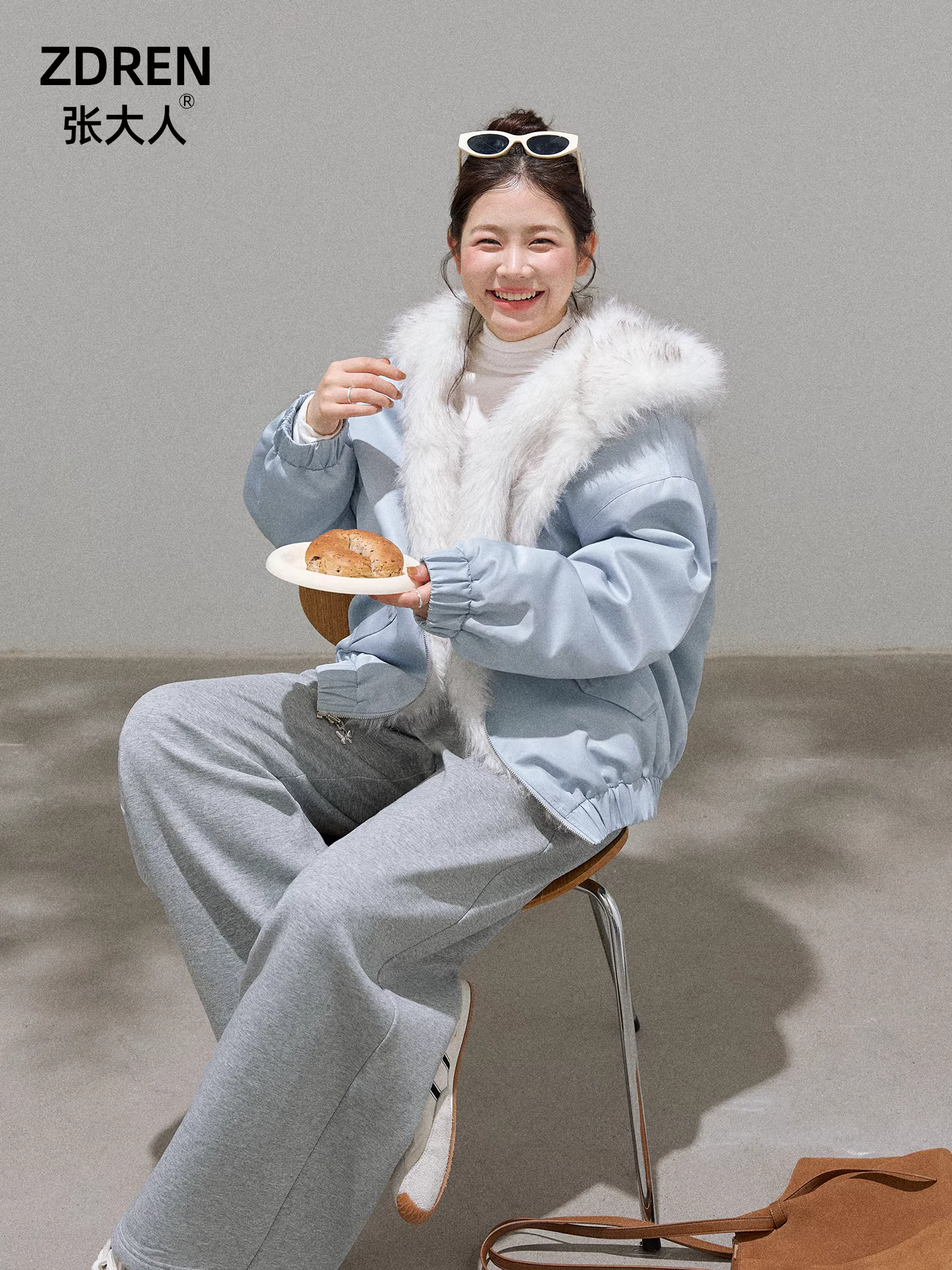 Quần áo nữ cỡ lớn dành cho người lớn, phong cách Hàn Quốc, giảm béo, mùa đông, màu xanh sữa, ấm áp, lót lông cừu, áo khoác có mũ trùm đầu.