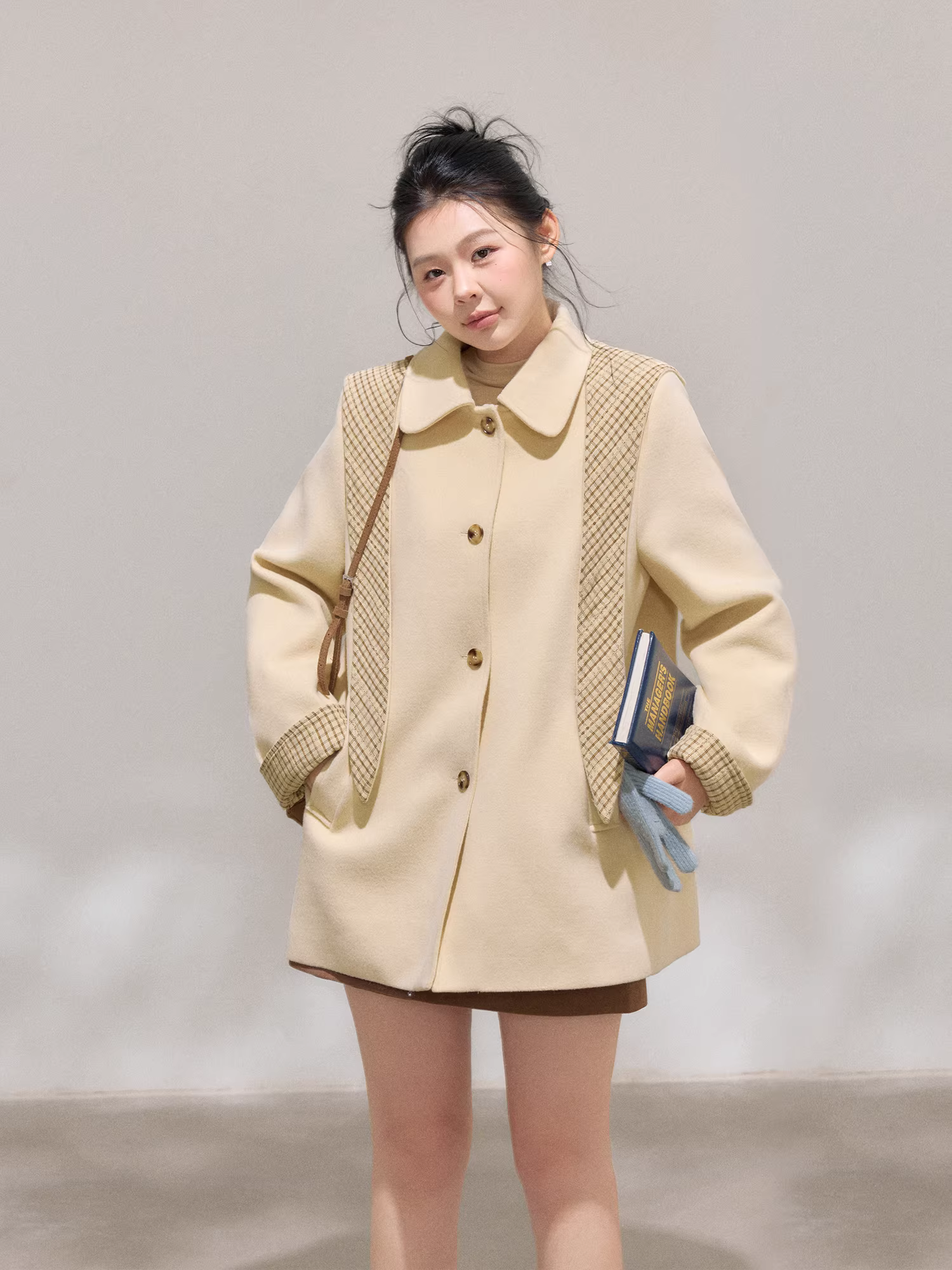 Quần áo nữ cỡ lớn mới của Zhang Daren dành cho những cô gái mũm mĩm, phong cách Hàn Quốc, giúp thon gọn, sang trọng, áo khoác len kẻ sọc màu mơ sữa.