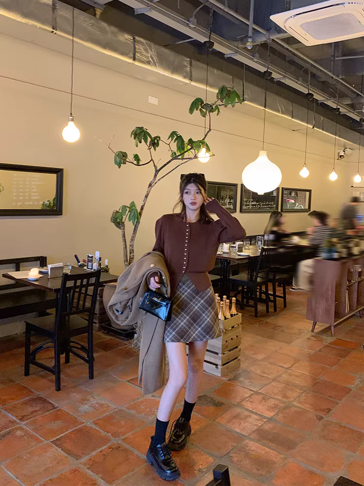 Bộ quần áo nữ cỡ lớn: áo len dệt kim kiểu Hàn Quốc tôn dáng và chân váy kẻ caro dành cho nữ.