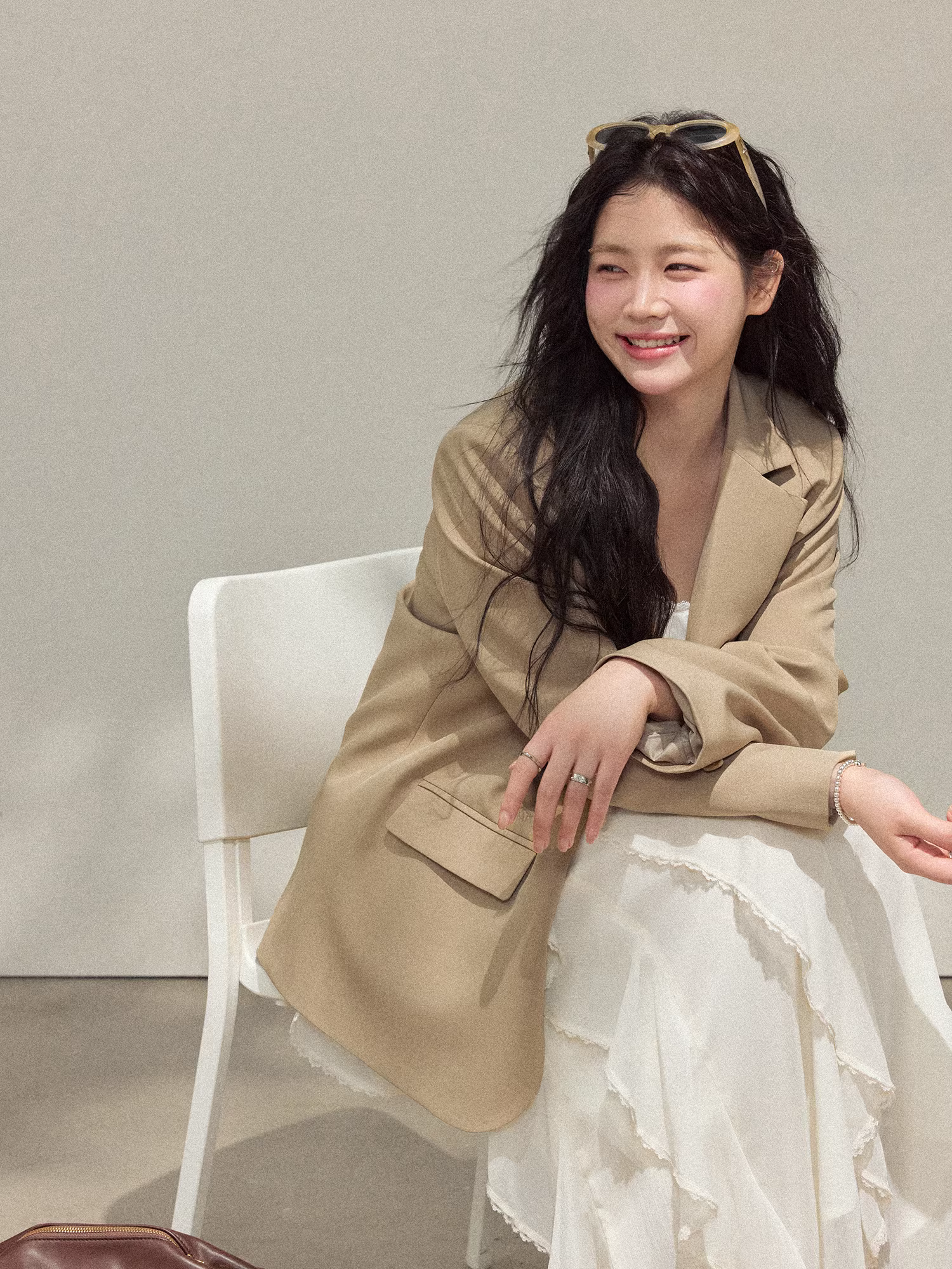 Quần áo nữ cỡ lớn: váy dây màu mơ với viền xếp ly và áo khoác màu cà phê mang lại hiệu ứng thon gọn.