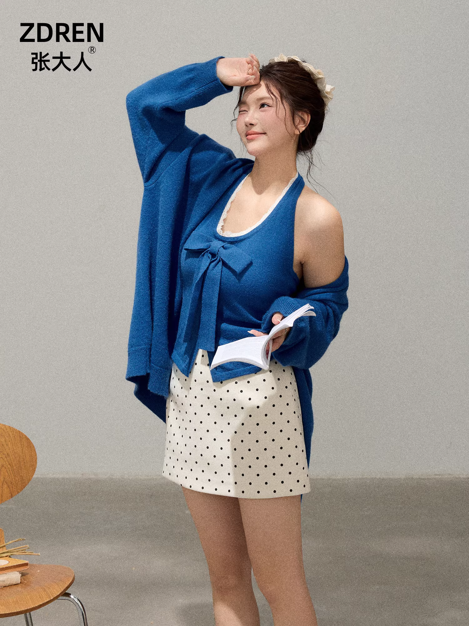 Bộ quần áo thu đông cỡ lớn dành cho nữ của Zhang Daren dành cho những cô nàng mũm mĩm, áo len cardigan màu xanh hoàng gia tôn dáng với chân váy chấm bi.