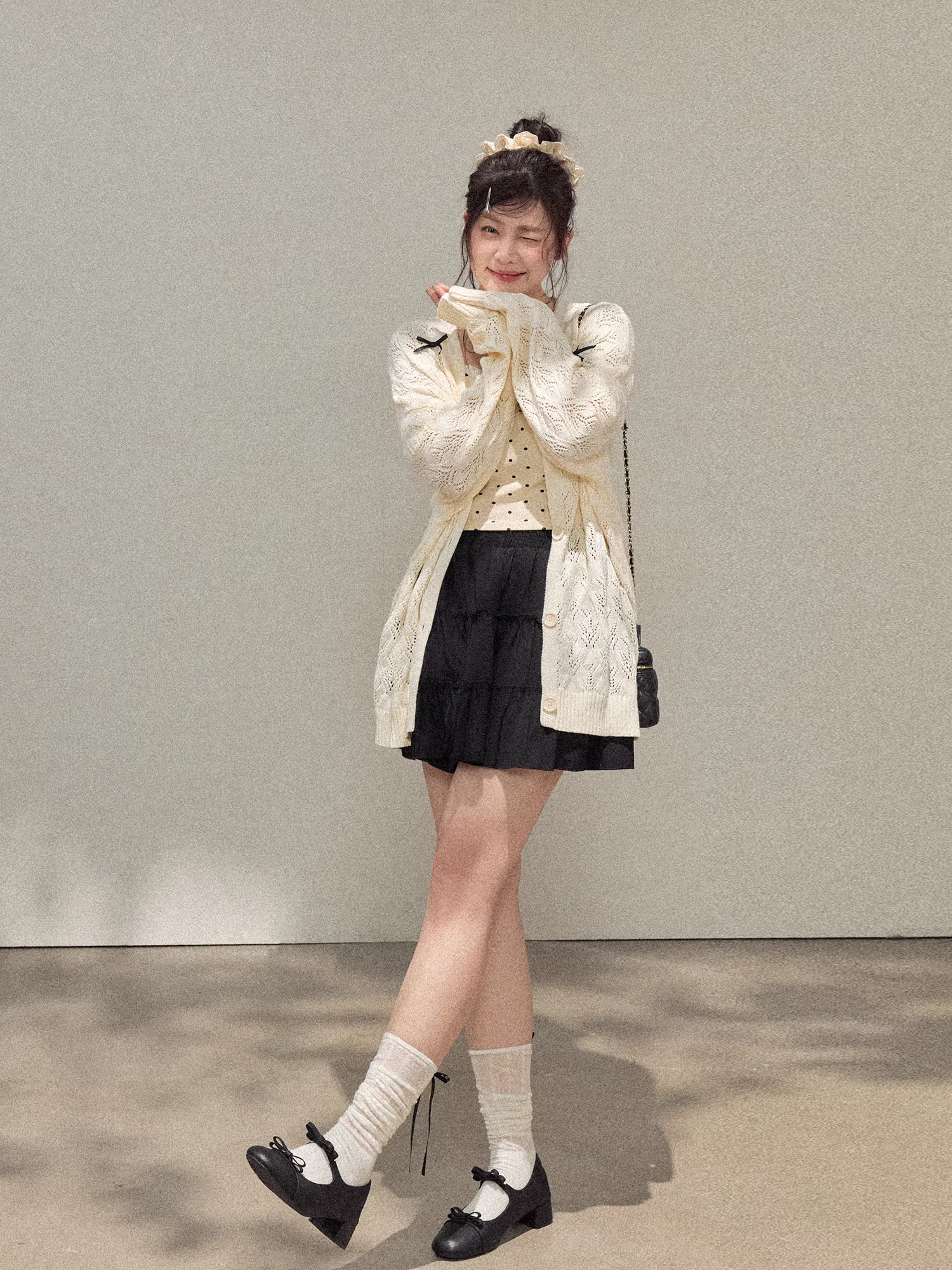 Quần áo nữ cỡ lớn cho đầu thu, bộ áo len dệt kim khoét lỗ kiểu Hàn Quốc giúp thon gọn và chân váy kiểu ballet.