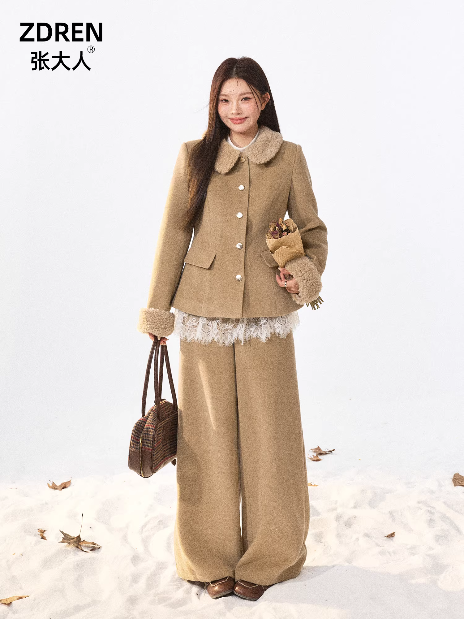 Bộ quần áo nữ cỡ lớn dành cho người lớn, kiểu dáng thon gọn, thanh lịch, áo khoác kiểu Chanel màu cà phê có khóa vàng và quần thường.