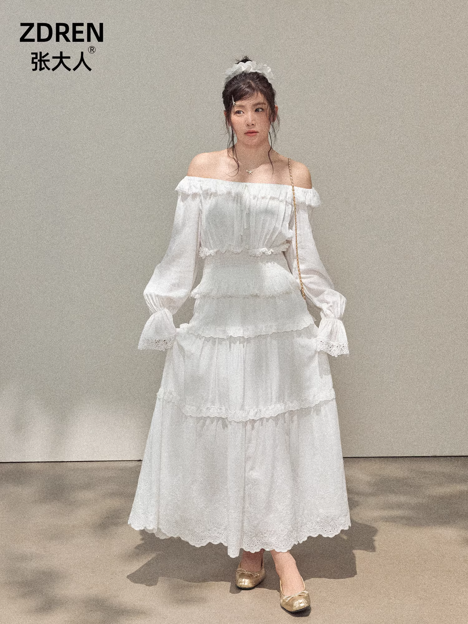 Quần áo nữ cỡ lớn dành cho người lớn, tôn dáng và dịu dàng, mang phong cách quý cô sang trọng, bộ trang phục gồm áo kiểu Pháp và chân váy.