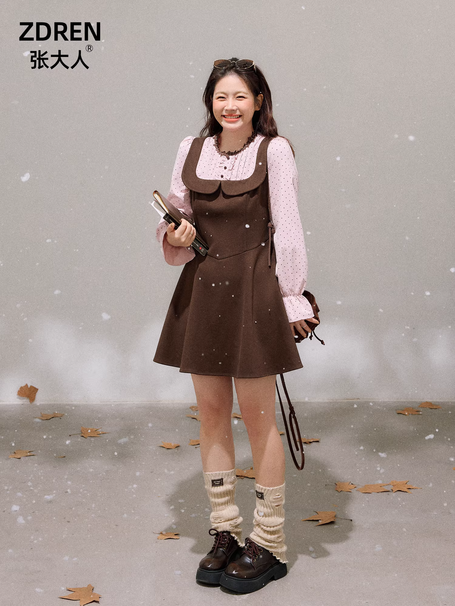 Quần áo nữ cỡ lớn dành cho người lớn, hơi mũm mĩm, phong cách Hàn Quốc, phối màu hồng ngọt ngào và màu cà phê, váy hai dây giả cổ điển chấm bi giả hai mảnh.