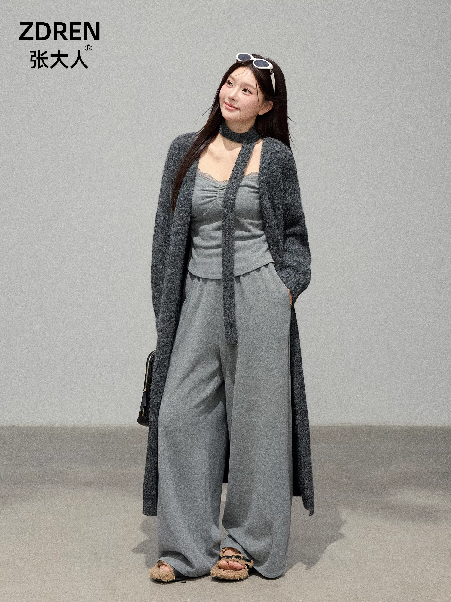 Bộ quần áo thu đông cho phụ nữ cỡ lớn, áo khoác len màu xám nhạt dáng rộng, quần cạp cao, phong cách thường ngày.