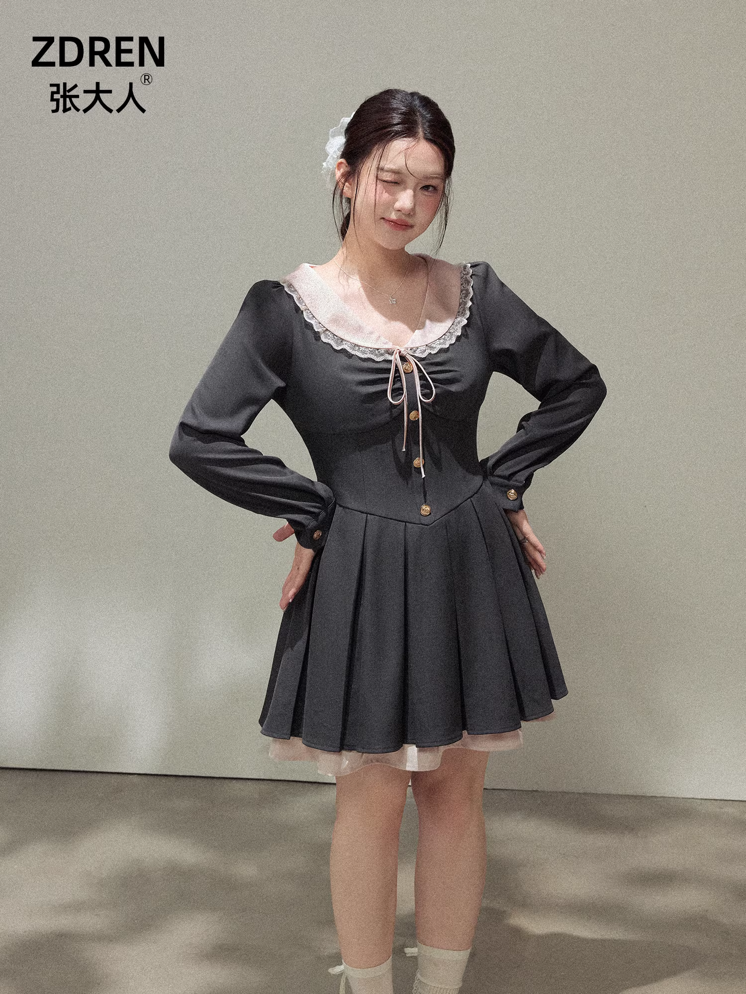 Quần áo nữ cỡ lớn mới của Zhang Daren dành cho các cô gái mũm mĩm, váy màu xám kiểu Hàn Quốc có khuy vàng, phong cách ngọt ngào và thanh lịch.