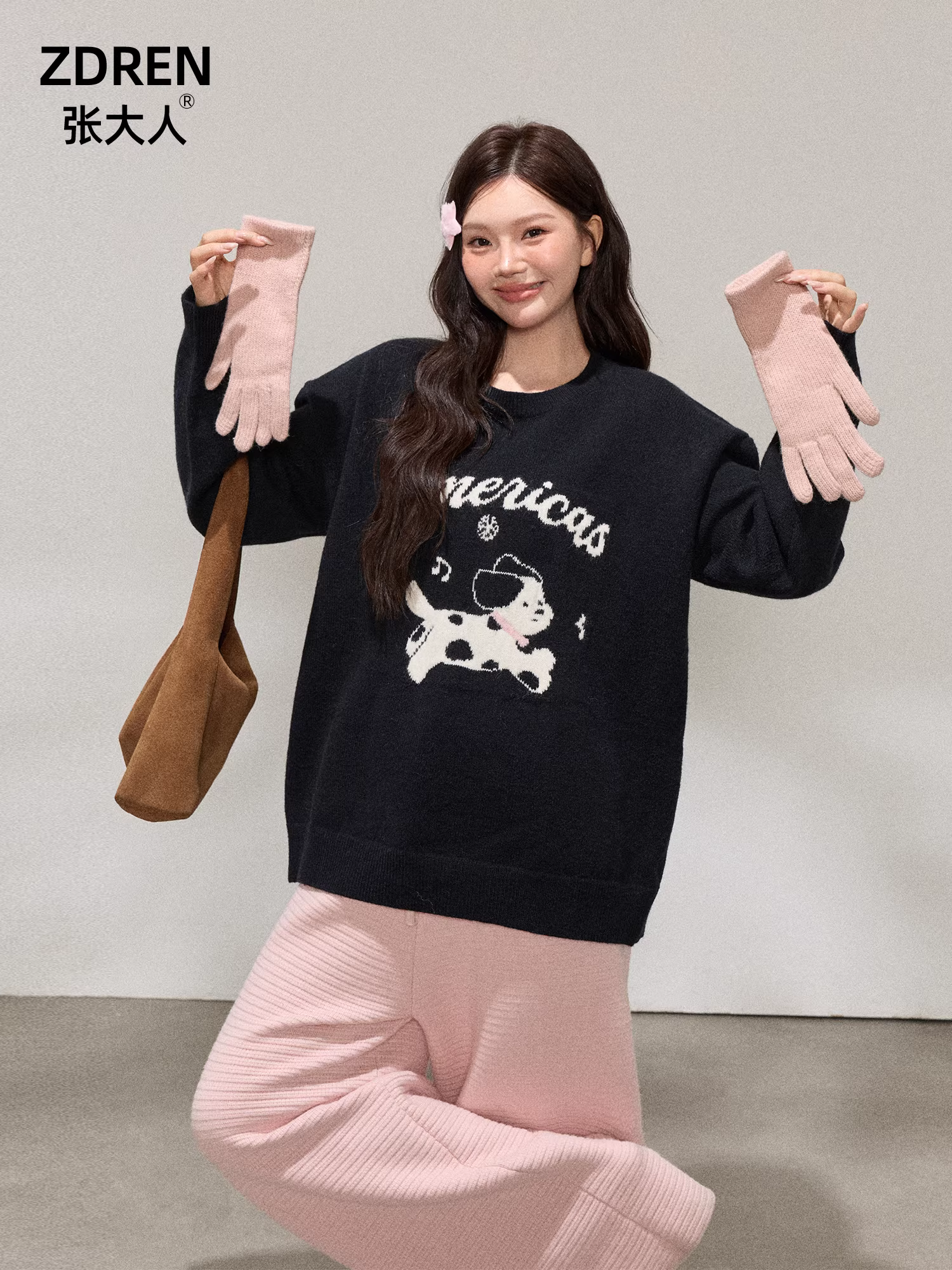 Bộ quần áo nữ cỡ lớn dành cho người lớn, kiểu dáng Hàn Quốc, áo len đen cổ tròn dáng rộng tôn dáng và quần âu lưng cao.