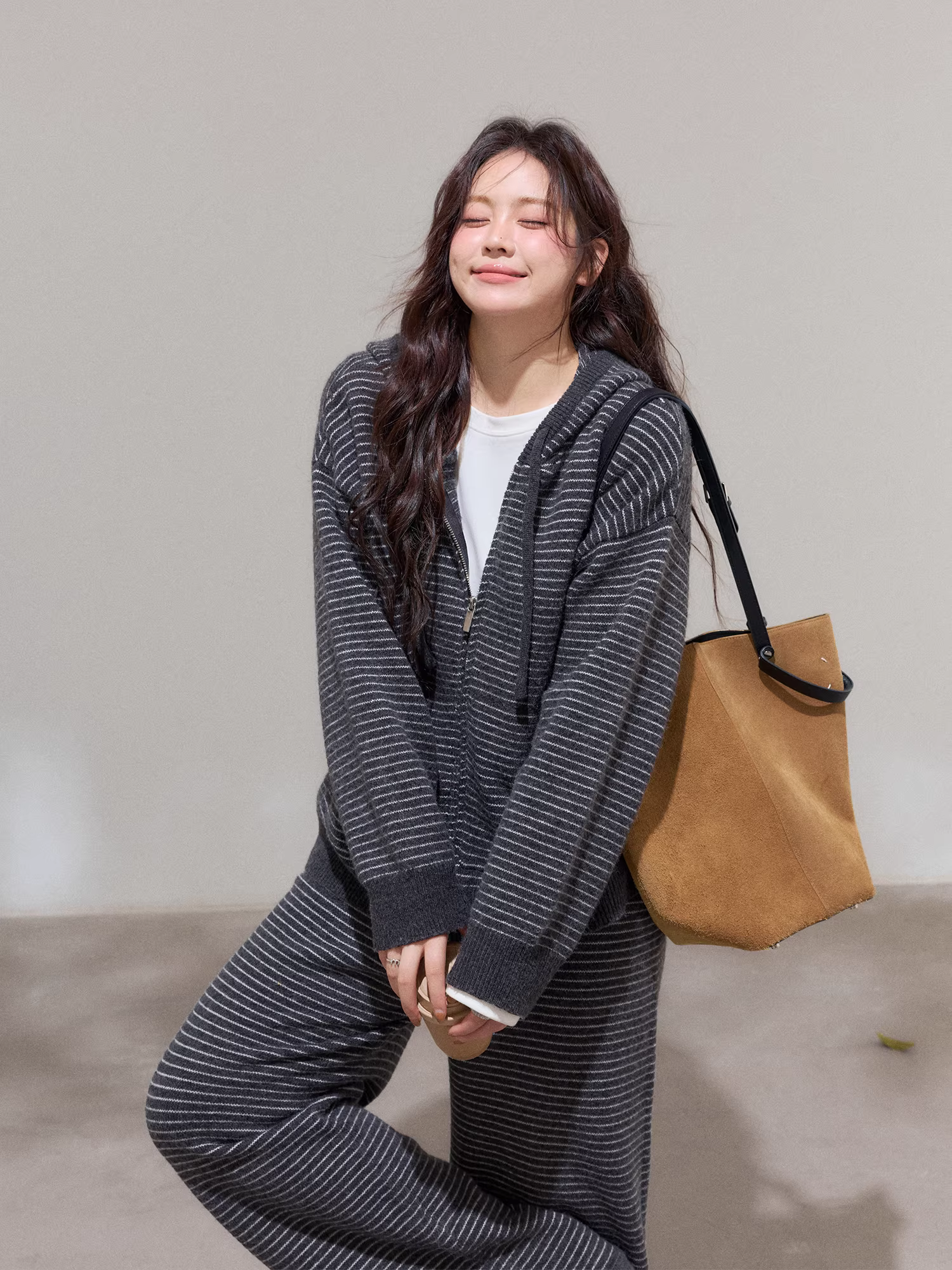 Bộ áo nỉ và quần thể thao có mũ trùm đầu kiểu Hàn Quốc dành cho nữ cỡ lớn mùa thu đông kiểu Hàn Quốc