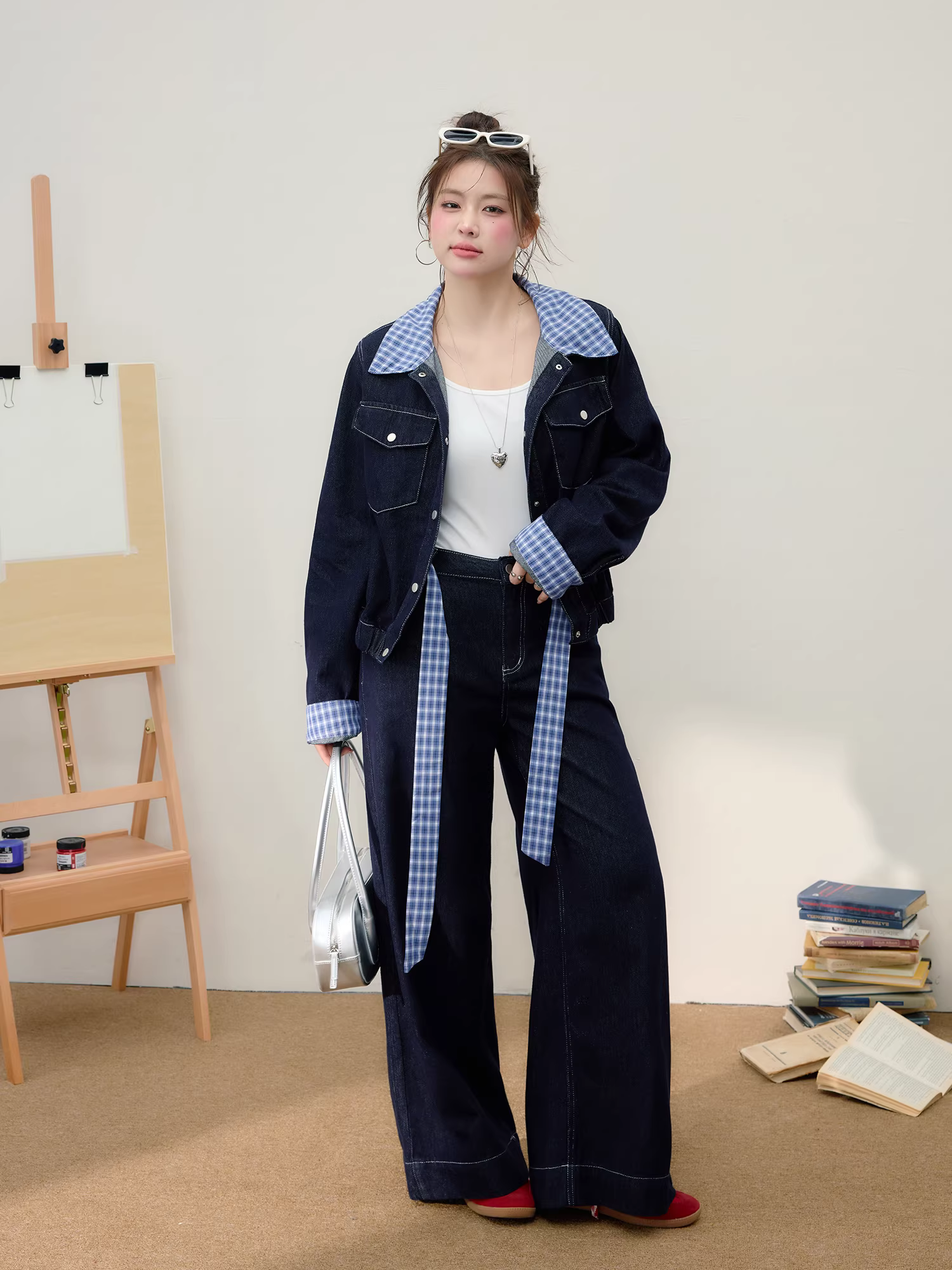 Quần áo nữ cỡ lớn cho mùa thu: bộ áo khoác denim thời trang và quần jean cạp cao giúp tạo vẻ thon gọn.