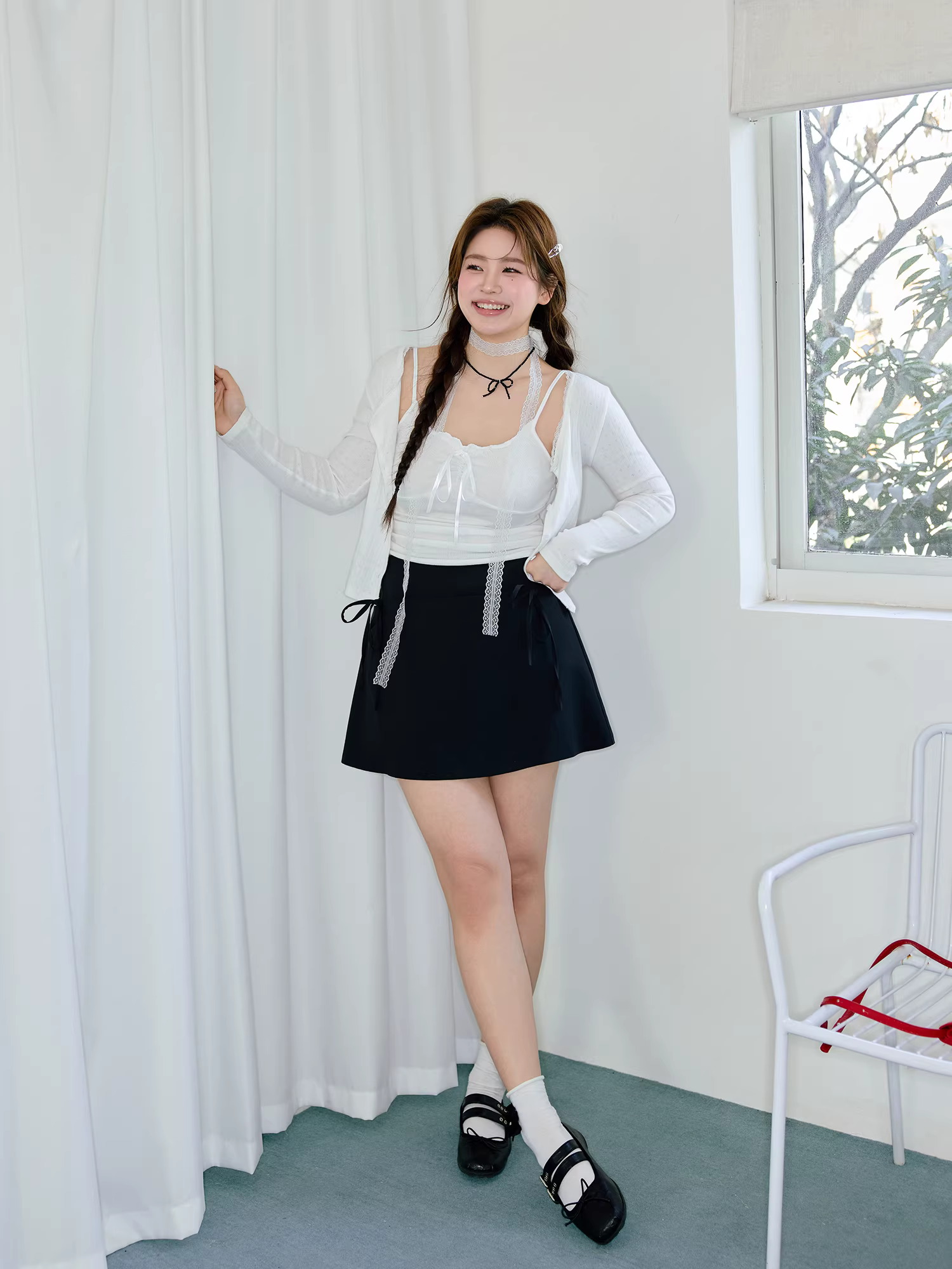 Bộ quần áo nữ cỡ lớn: áo cardigan dệt kim khoét lỗ dáng ôm đa năng và chân váy đen cao eo tôn dáng.