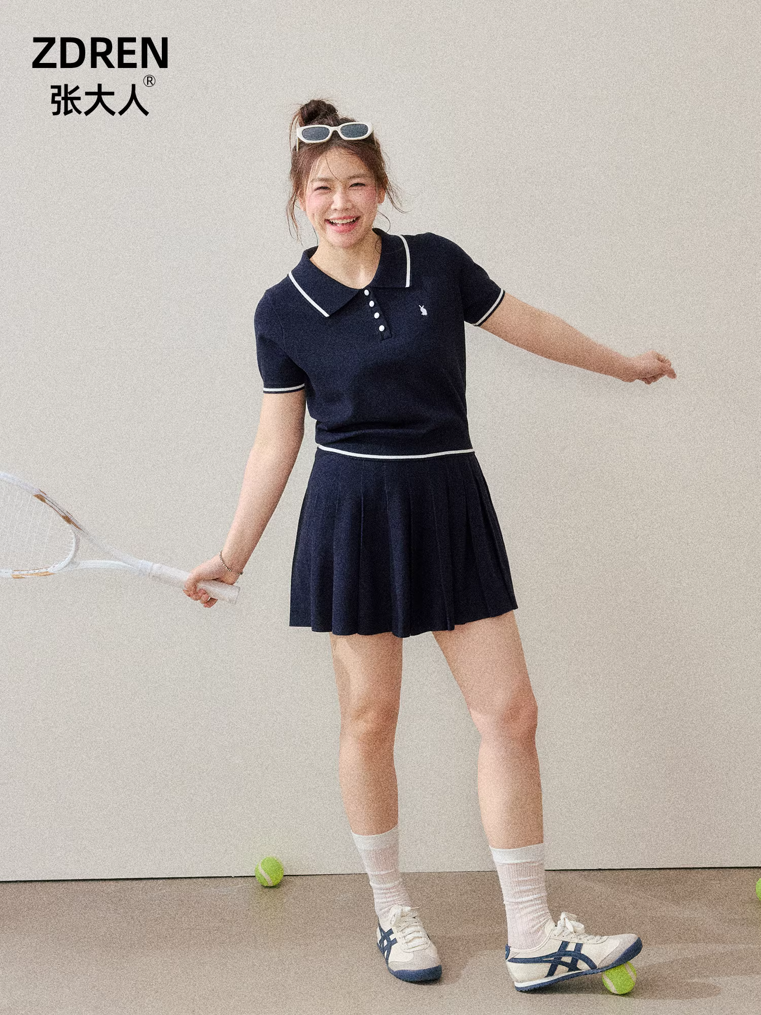 Quần áo nữ cỡ lớn dành cho người lớn, bộ hai mảnh tôn dáng cho các cô gái mũm mĩm, áo polo phong cách thể thao đại học với chân váy xếp ly cao eo.