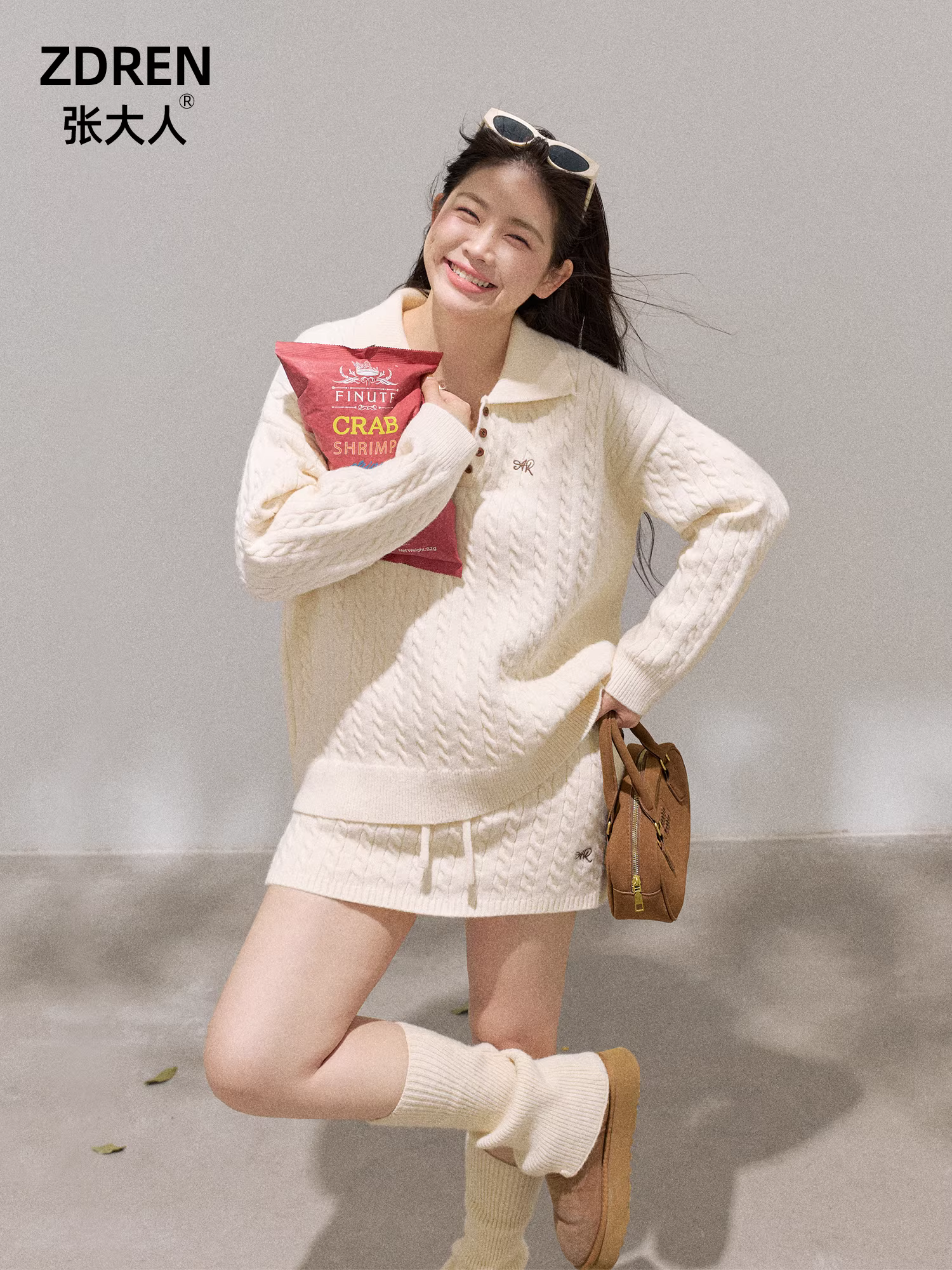 Bộ quần áo len dệt kim dáng thẳng cổ polo màu mơ, kiểu dáng thu đông, giúp thon gọn dáng người dành cho phụ nữ cỡ lớn.