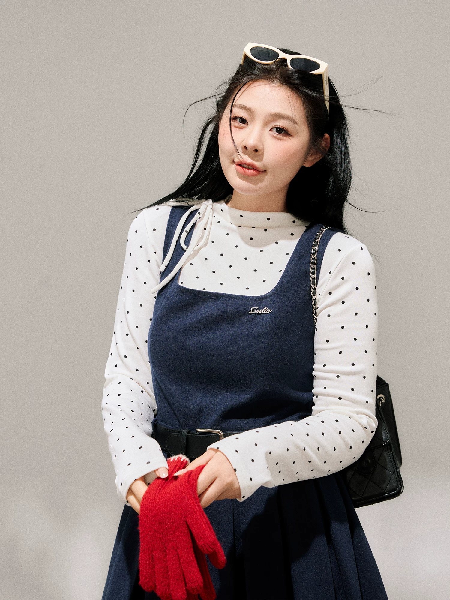 Bộ trang phục nữ cỡ lớn dành cho người lớn, phong cách Hàn Quốc, mùa đông, kiểu dáng thon gọn, chân váy xếp ly có dây đeo, kèm áo sơ mi chấm bi.