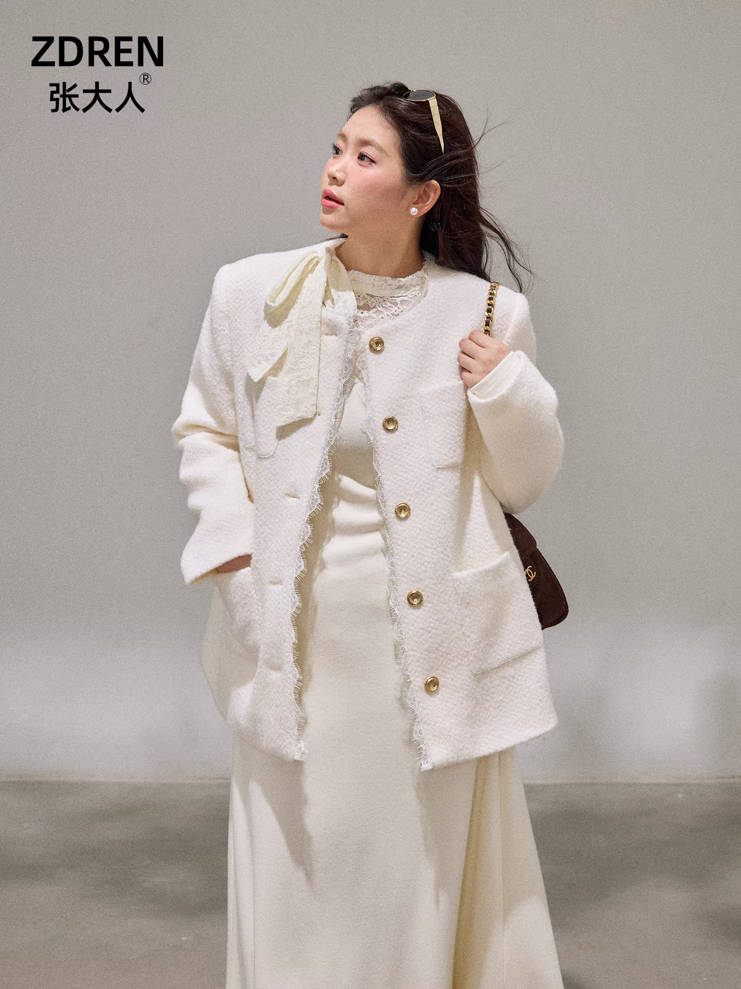 Quần áo nữ cỡ lớn mới của Zhang Daren dành cho những cô nàng mũm mĩm, áo khoác kiểu Chanel thanh lịch màu trắng ngà có khuy vàng kiểu Hàn Quốc.