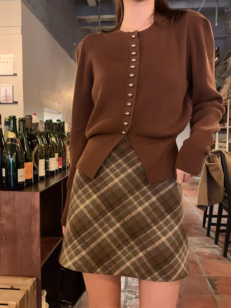 Bộ quần áo nữ cỡ lớn: áo len dệt kim kiểu Hàn Quốc tôn dáng và chân váy kẻ caro dành cho nữ.