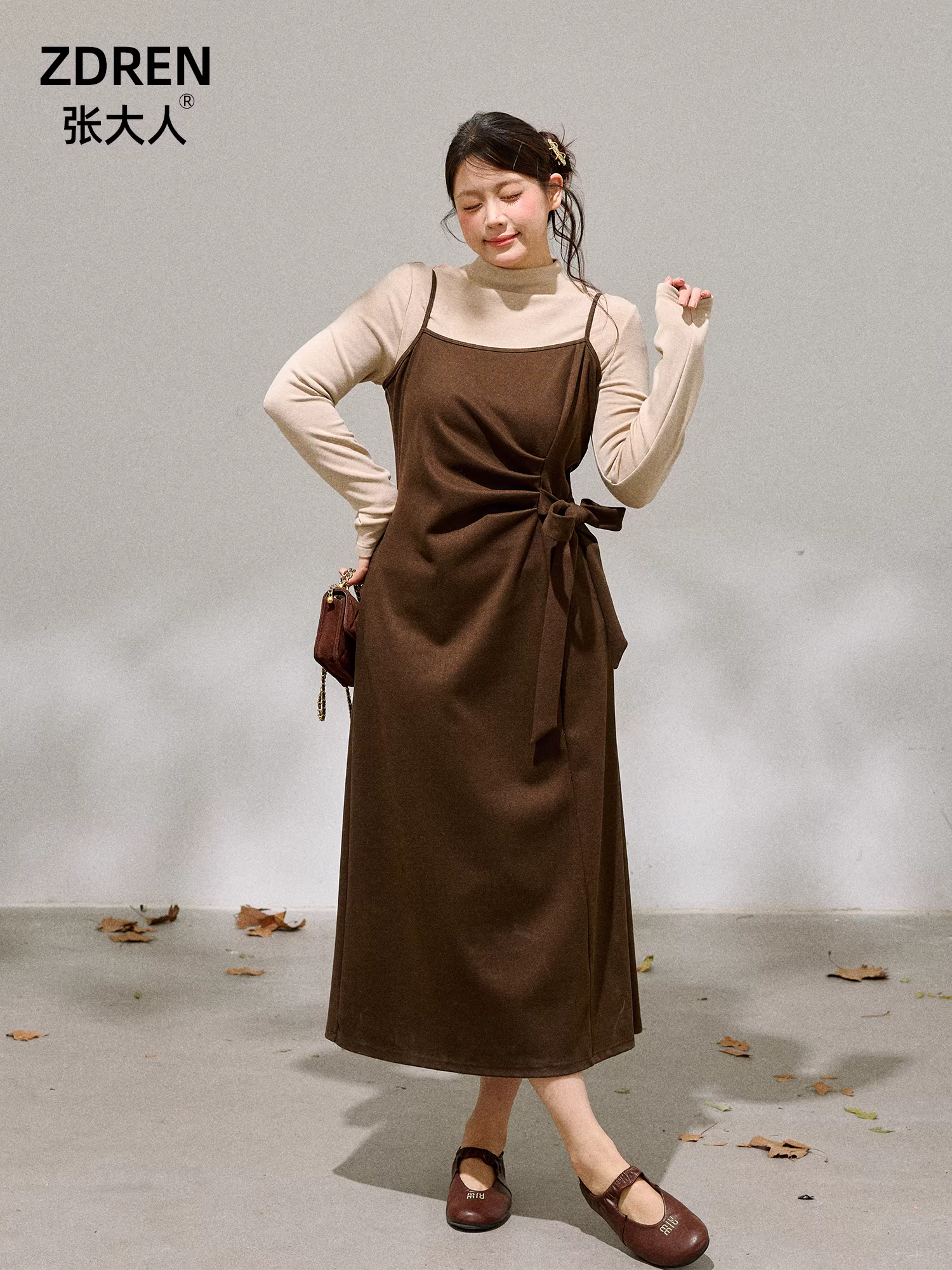 Bộ đầm dây cà phê đậm kiểu Hàn Quốc, thiết kế thắt eo tôn dáng, dành cho phụ nữ cỡ lớn.