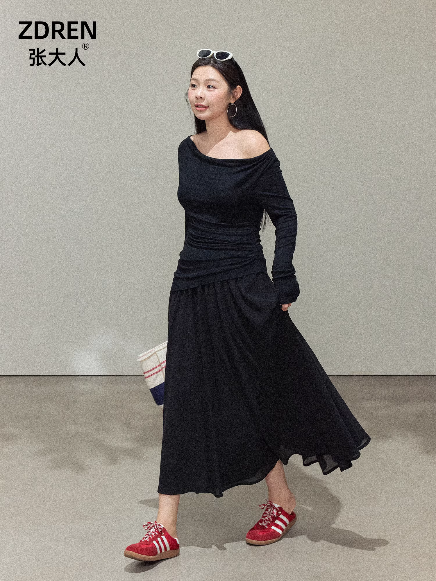 Quần áo nữ cỡ lớn dành cho người lớn, bộ hai mảnh tôn dáng cho những dịp quan trọng, áo cổ trễ vai xếp tầng và chân váy đen.