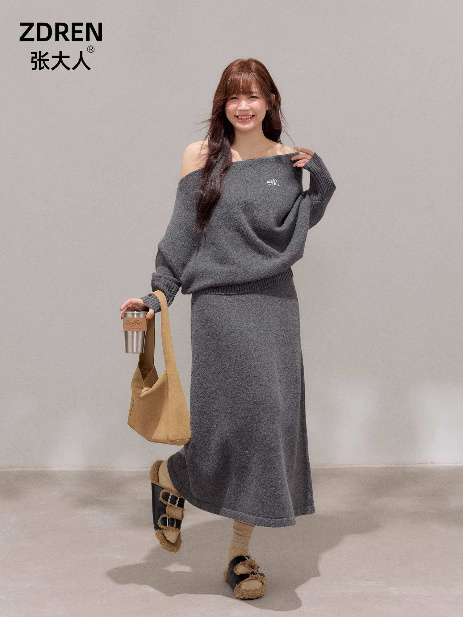Quần áo nữ cỡ lớn dành cho người lớn, trang phục thu đông mới giúp thon gọn dáng người, bộ áo len và váy lệch vai màu xám theo phong cách cổ điển.