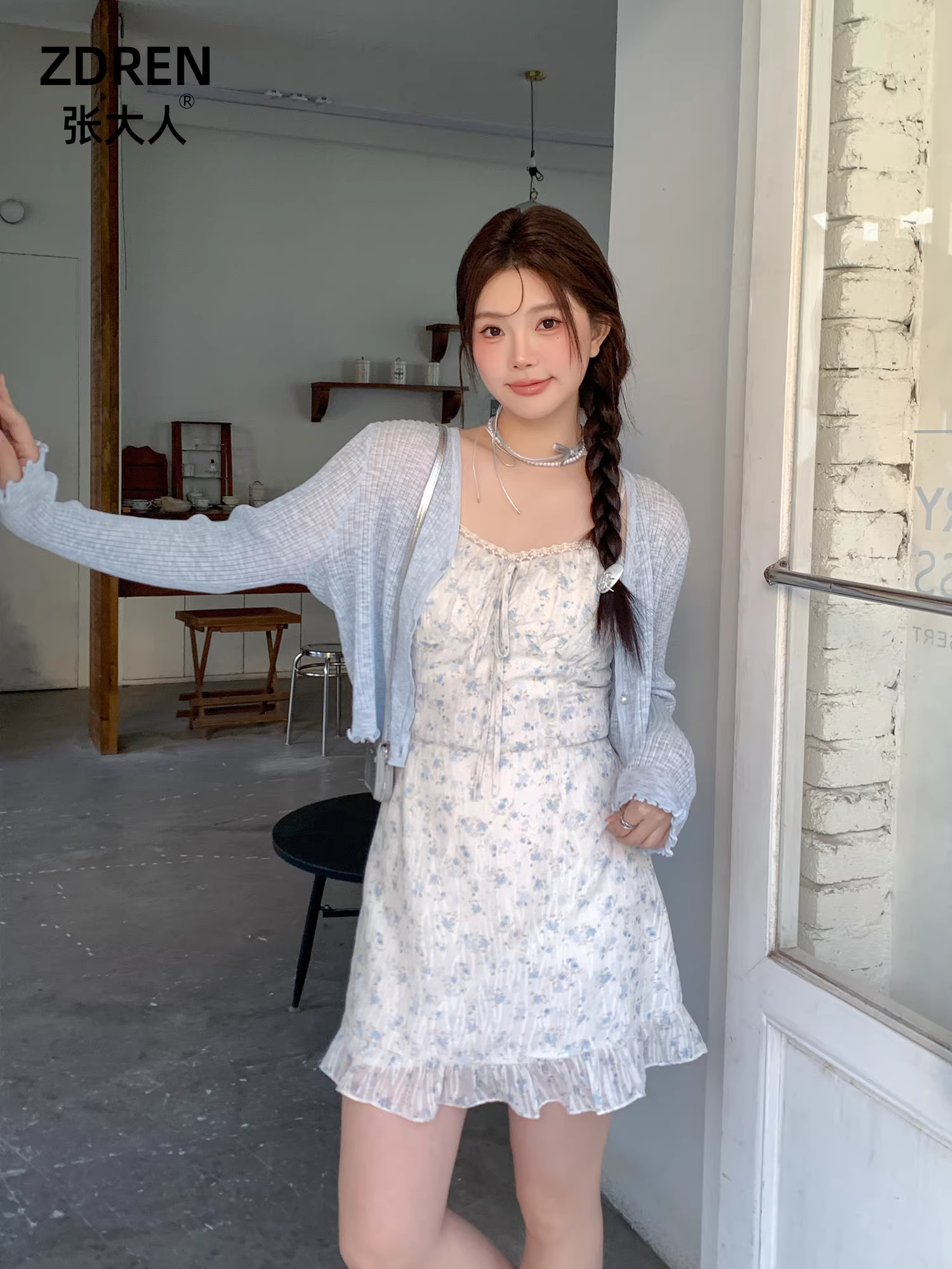 Quần áo nữ cỡ lớn mùa giải 2025 của Zhang Daren dành cho các cô gái mũm mĩm, váy dây spaghetti tôn dáng, váy hoa tươi mát và khí chất.